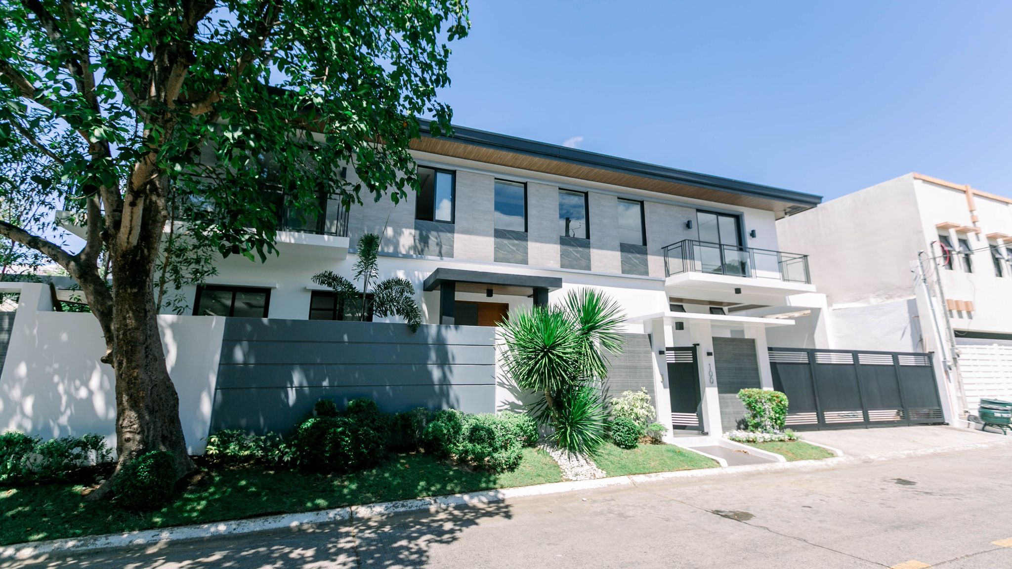 Inviting5BedroomHouseandLotforSaleinBFHomesParañaque-2.jpg