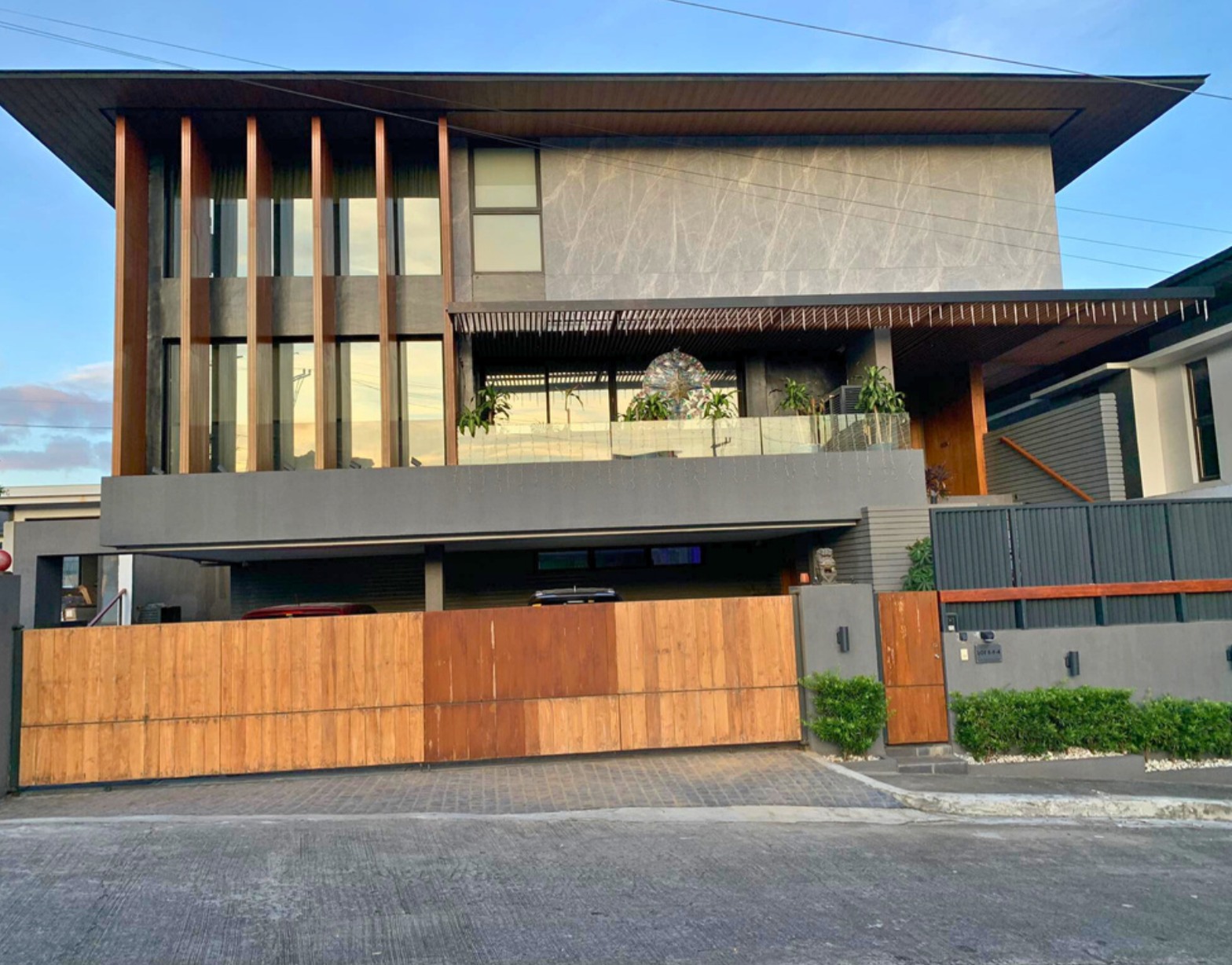 Sophisticated5BedroomHouseandLotforSalewithMajesticViewinTivoliRoyale-1.jpg