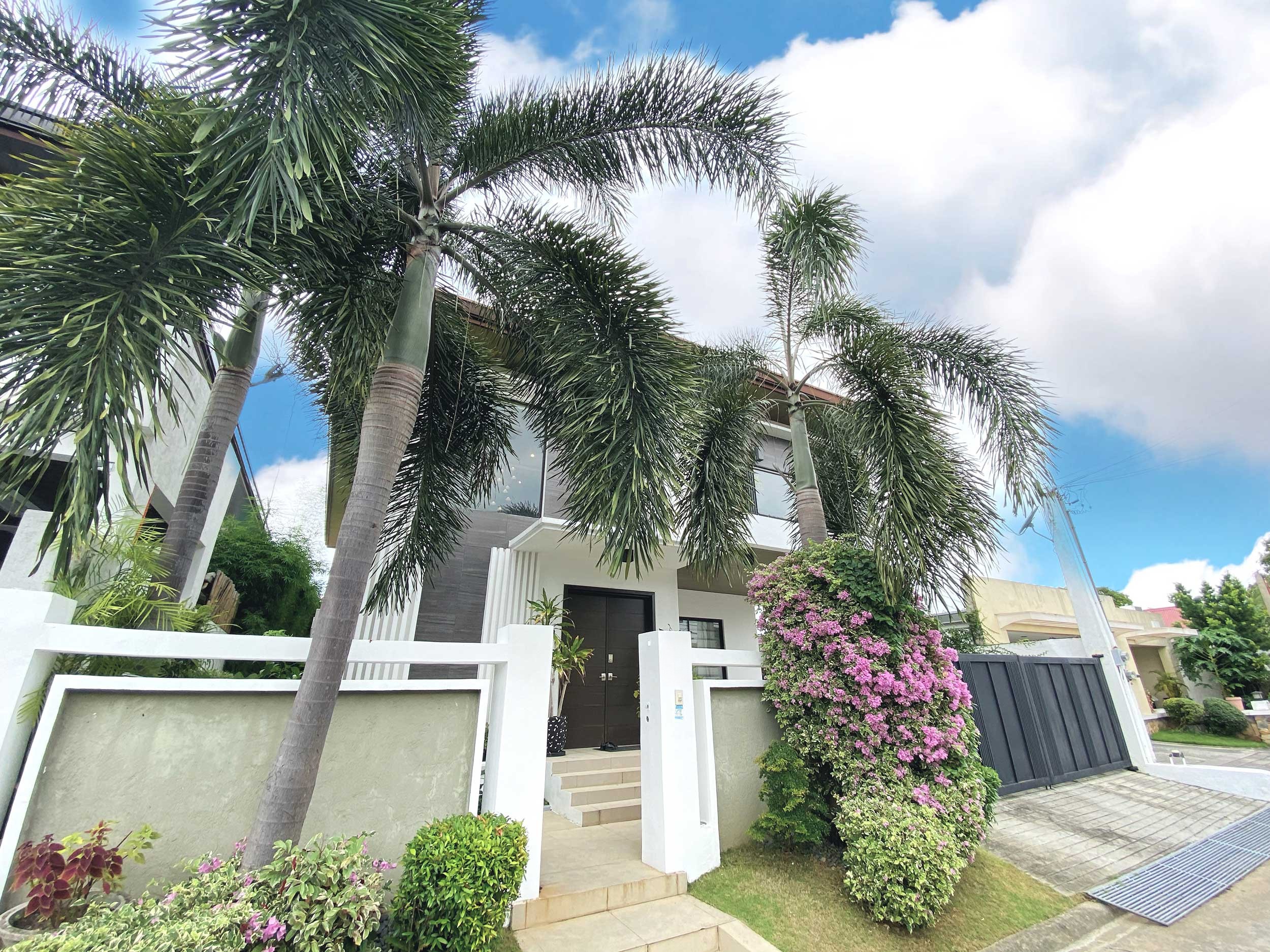 Astonishing5BedroomHouseandLotforSaleinBfHomesParañaque-1.jpg