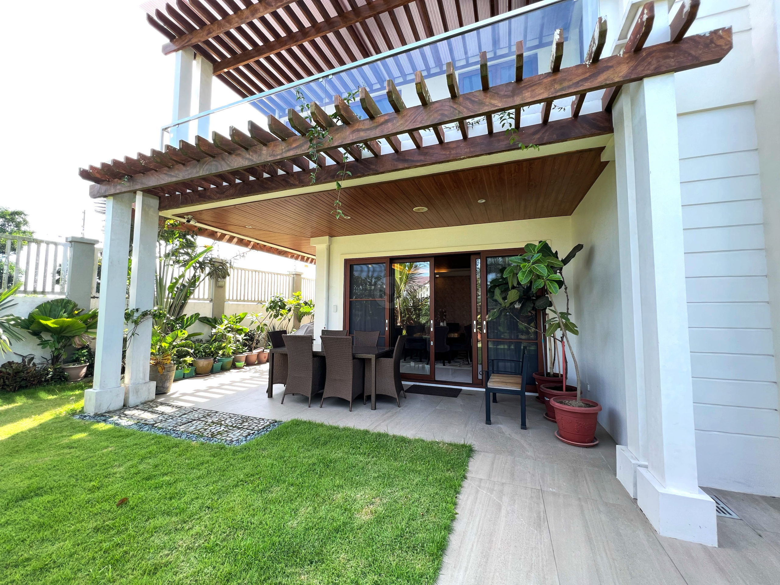 Pleasant6BedroomHouseandLotforSaleinTagaytayHeights-3.jpg