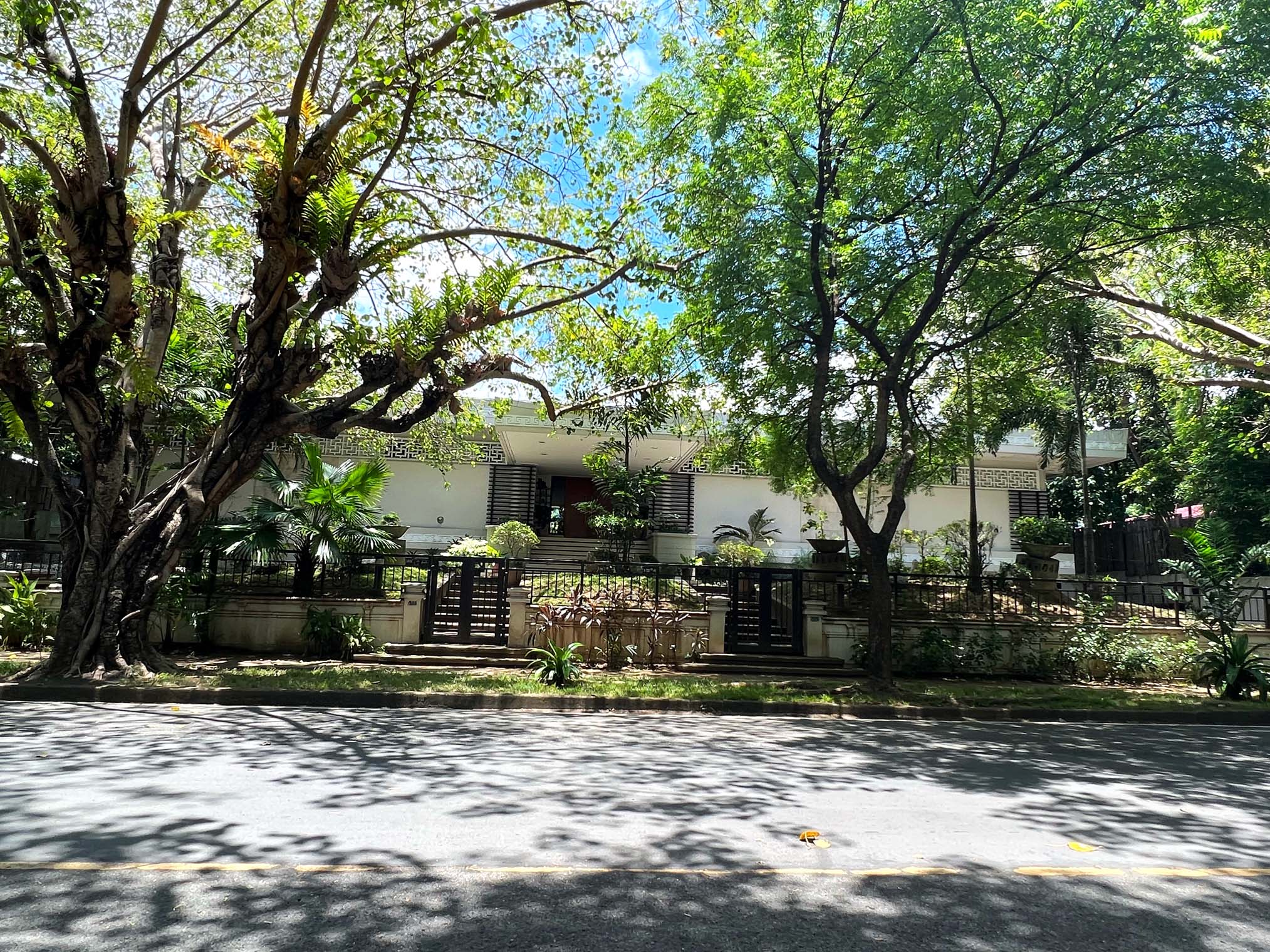 Insideofa4BedroomMansionforSaleinForbesParkNorth,MakatiCity-1.jpg