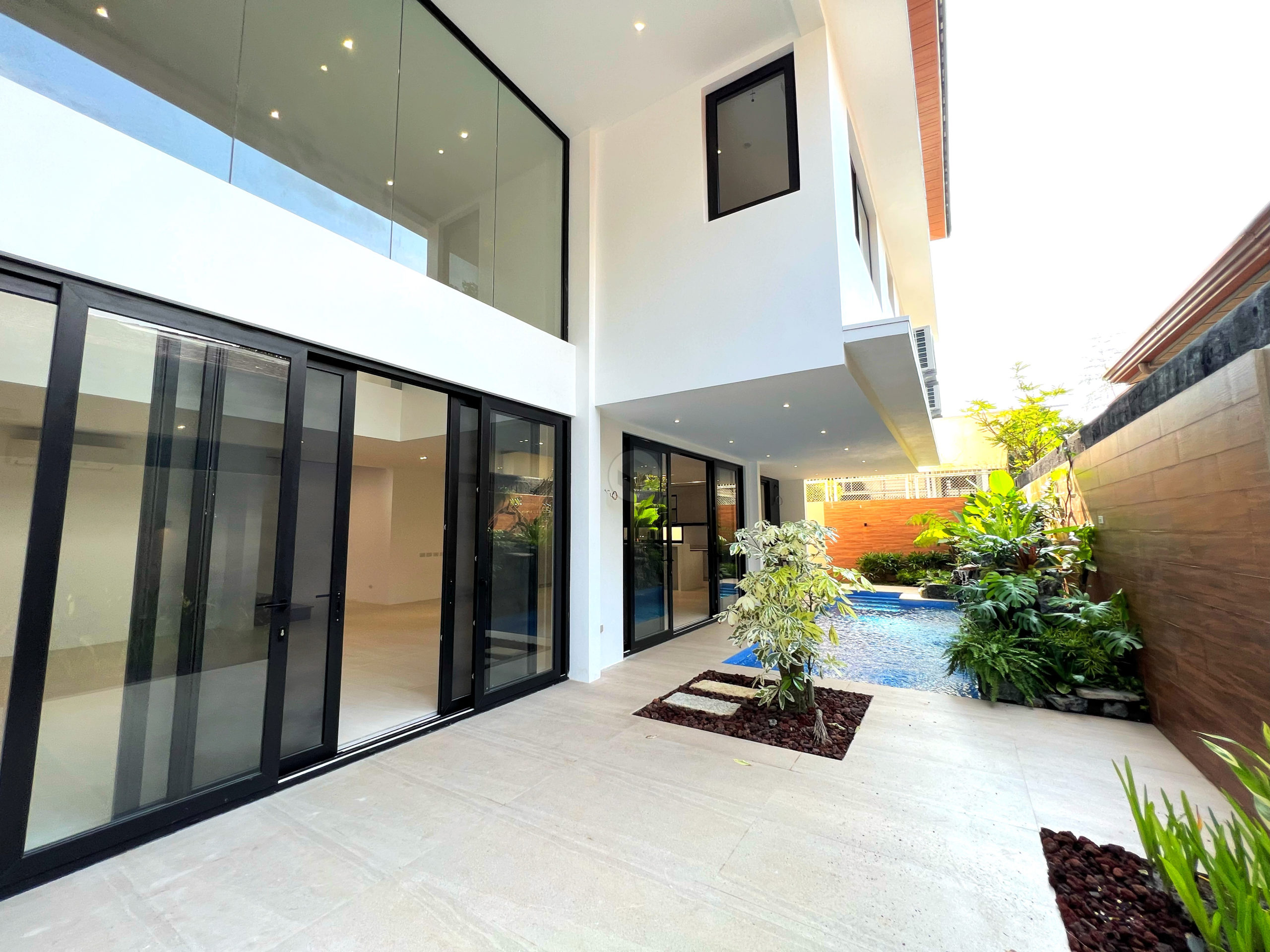 Stunning7BedroomHouseandLotforSaleinCapitolHillsGolf-7.jpg