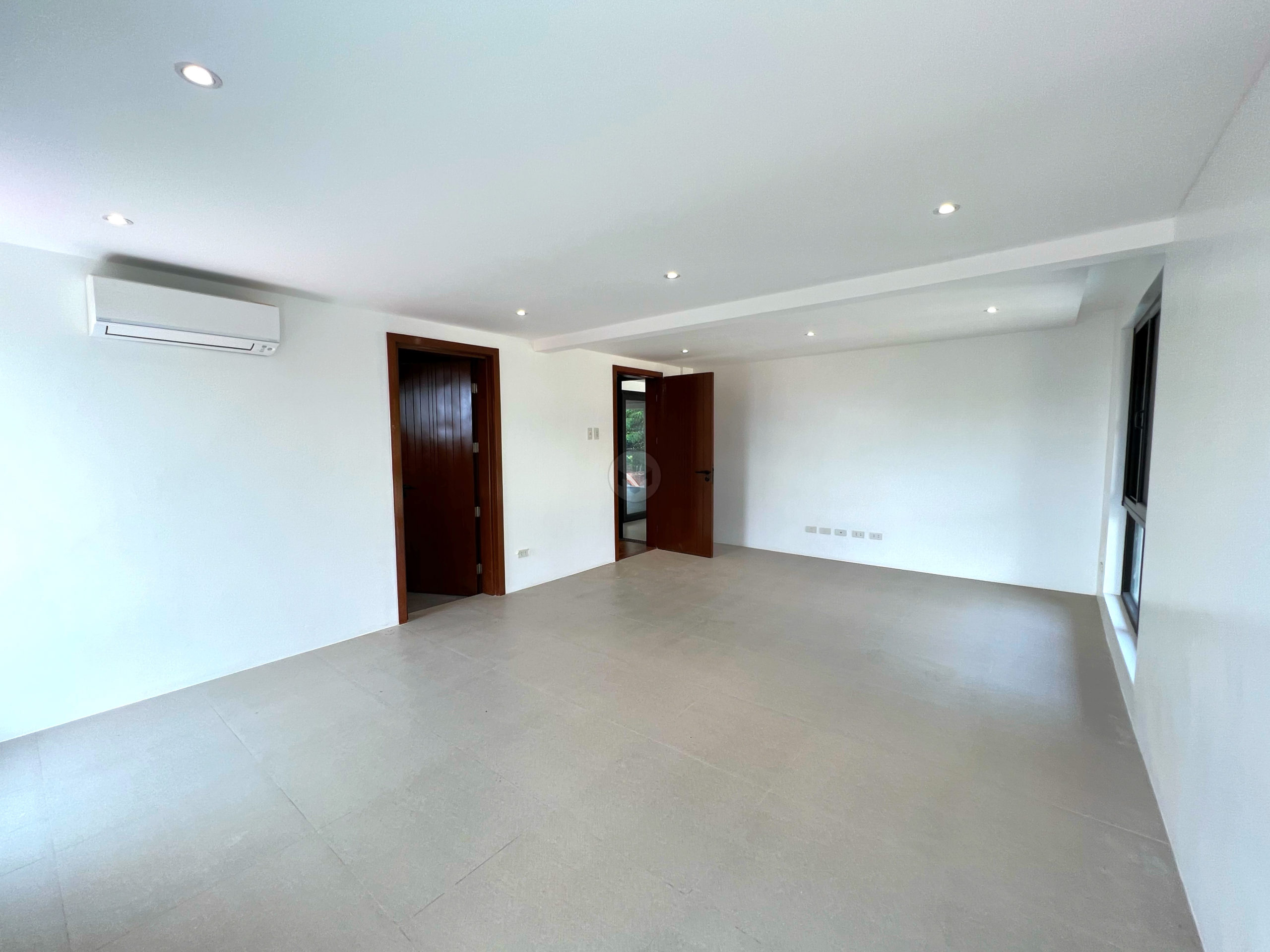 Stunning7BedroomHouseandLotforSaleinCapitolHillsGolf-4.jpg