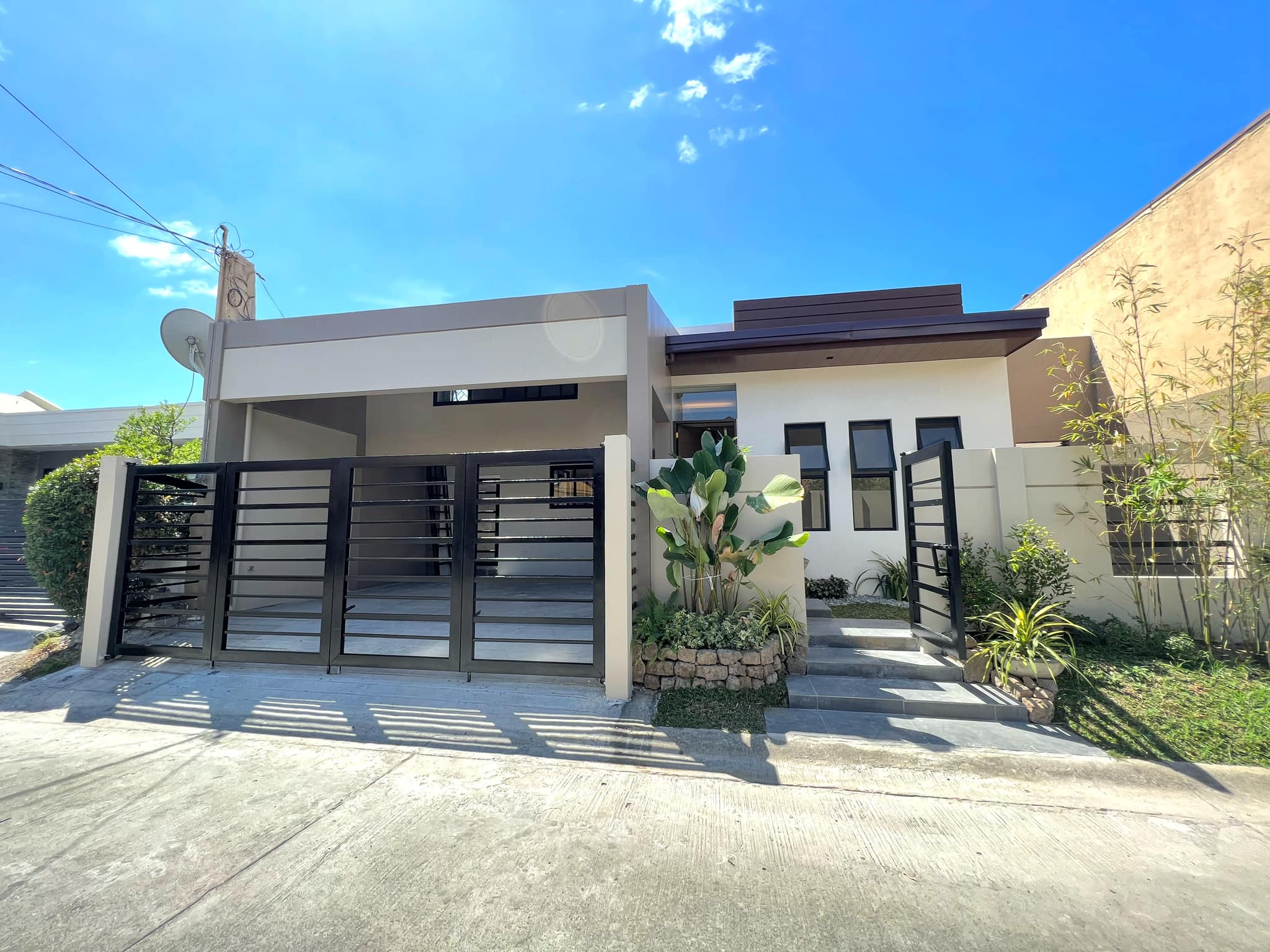 Sleek3BedroomHouseforSaleinBFHomesParañaque-1.jpg
