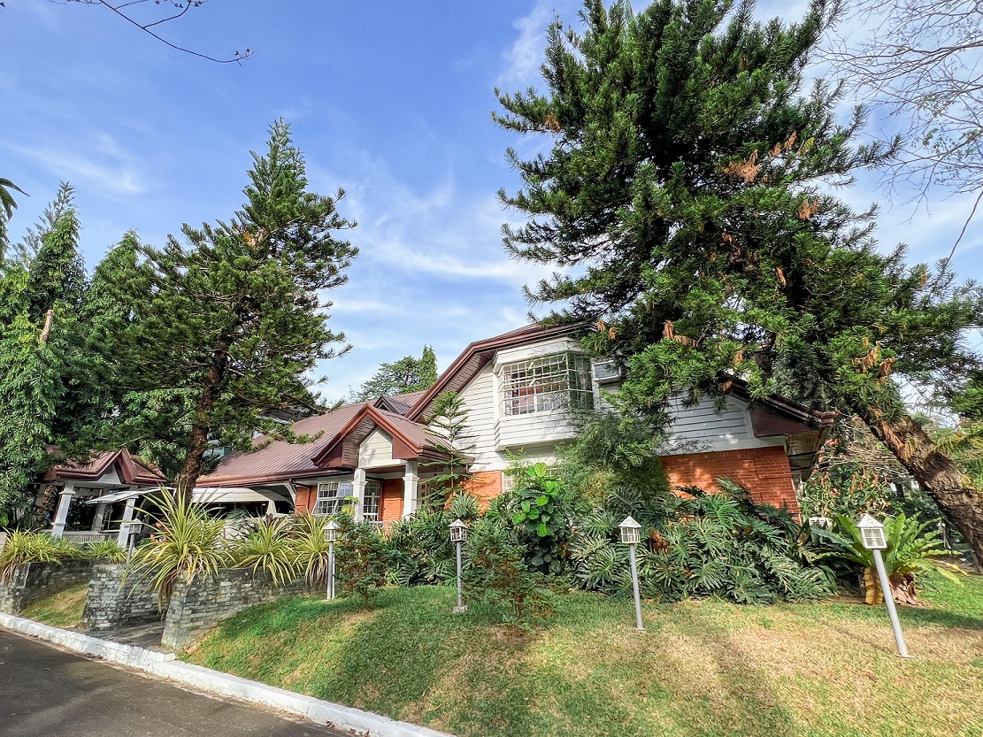 Luxurious3BedroomAmericanCountryEstateinCapitolHillsDrive-1.jpg