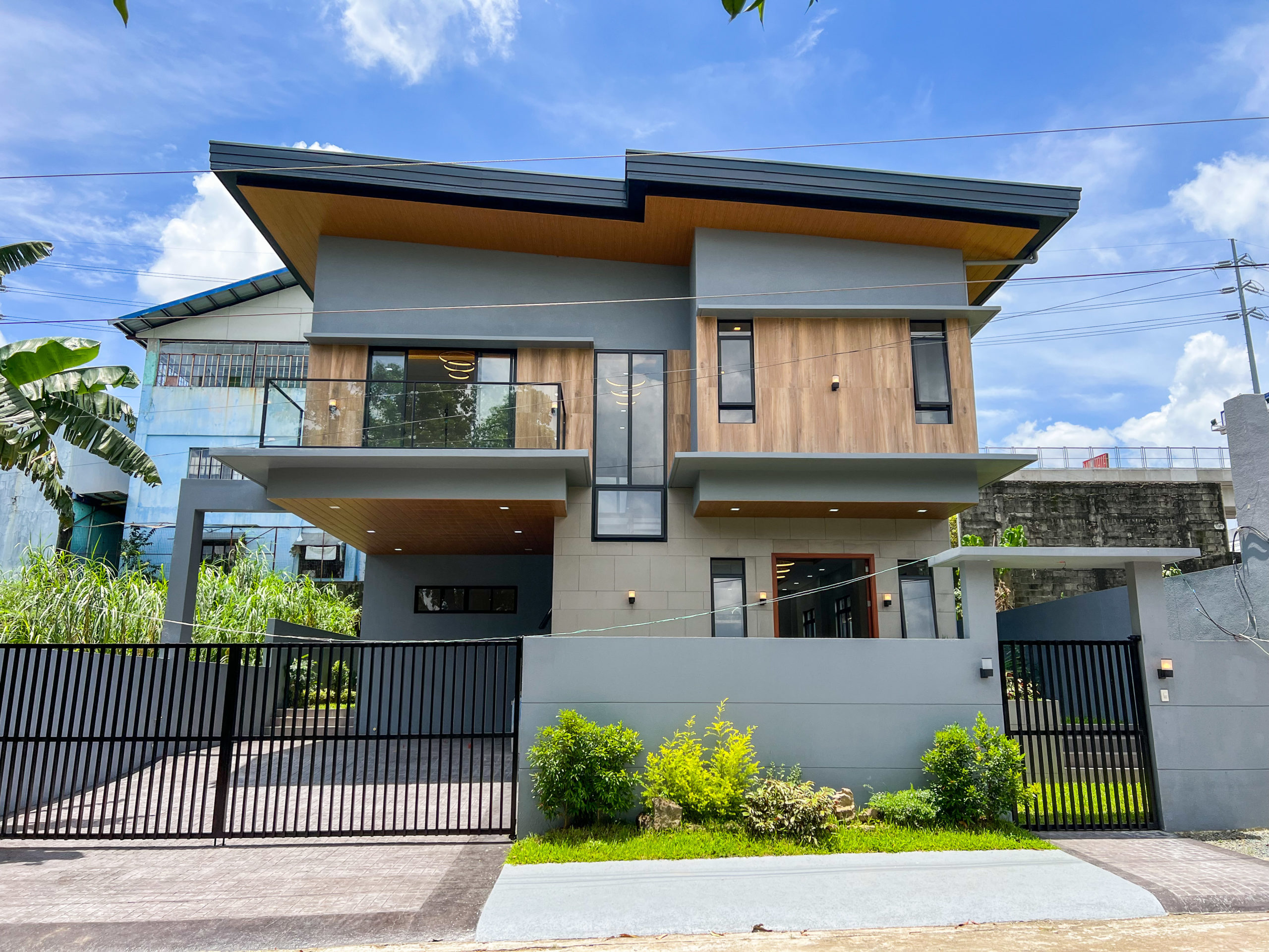 Contemporary5BedroomHouseforSaleinVillaViennaSubd.QuezonCity-1.jpg