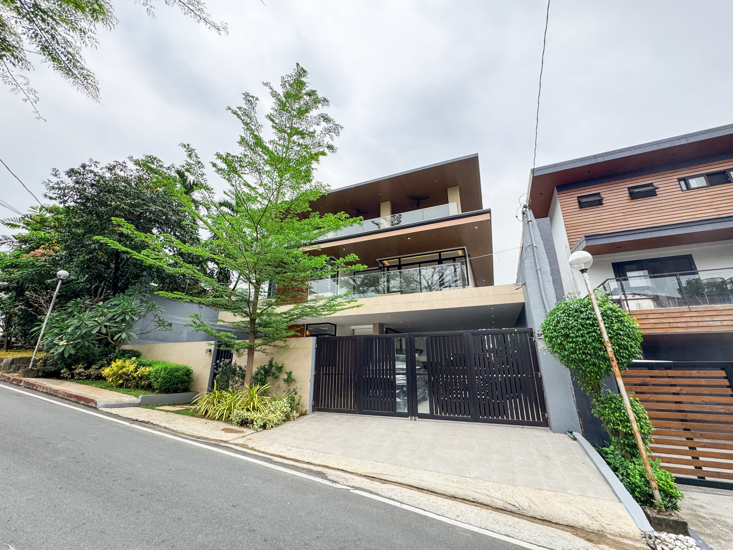 Sensational7BedroomHouseforSaleinWhitePlainswithAutomatedGate-1.jpg