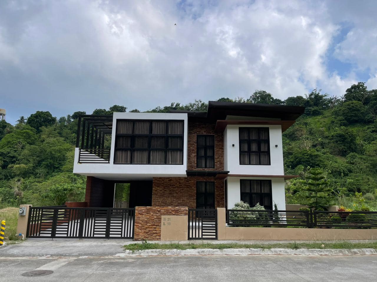 Magnificent3BedroomHouseforSaleinTwinLakesTagaytay-1.jpg