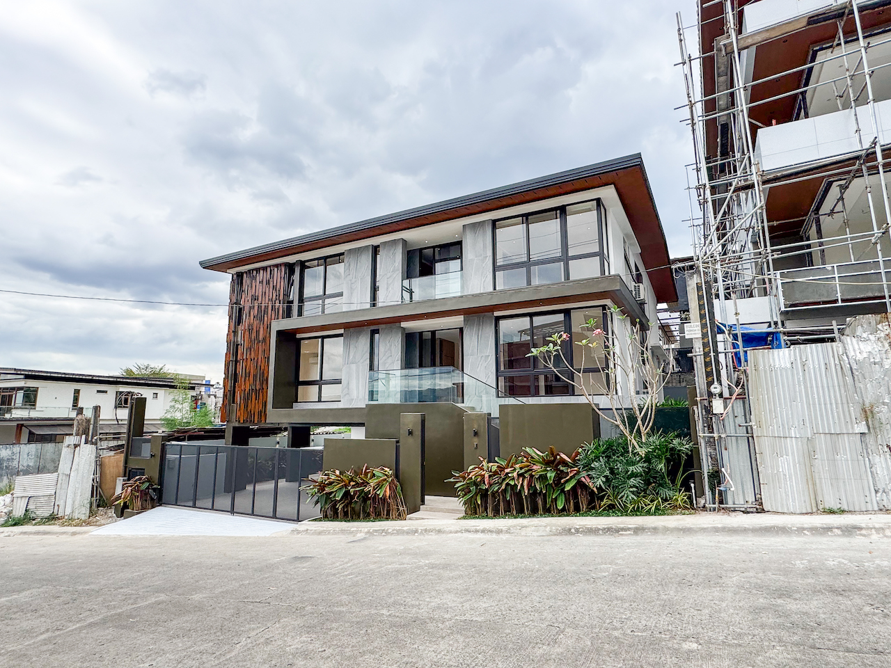 Elegant8BedroomSmartHouseforSaleinTivoliRoyale,QuezonCity-1.jpg
