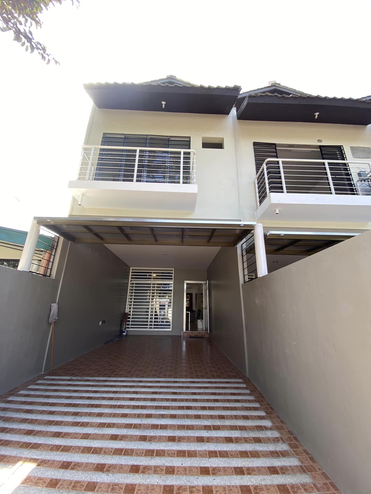 Inviting3-BedroomTownhouseforSaleinProject8,QuezonCity-1.jpg