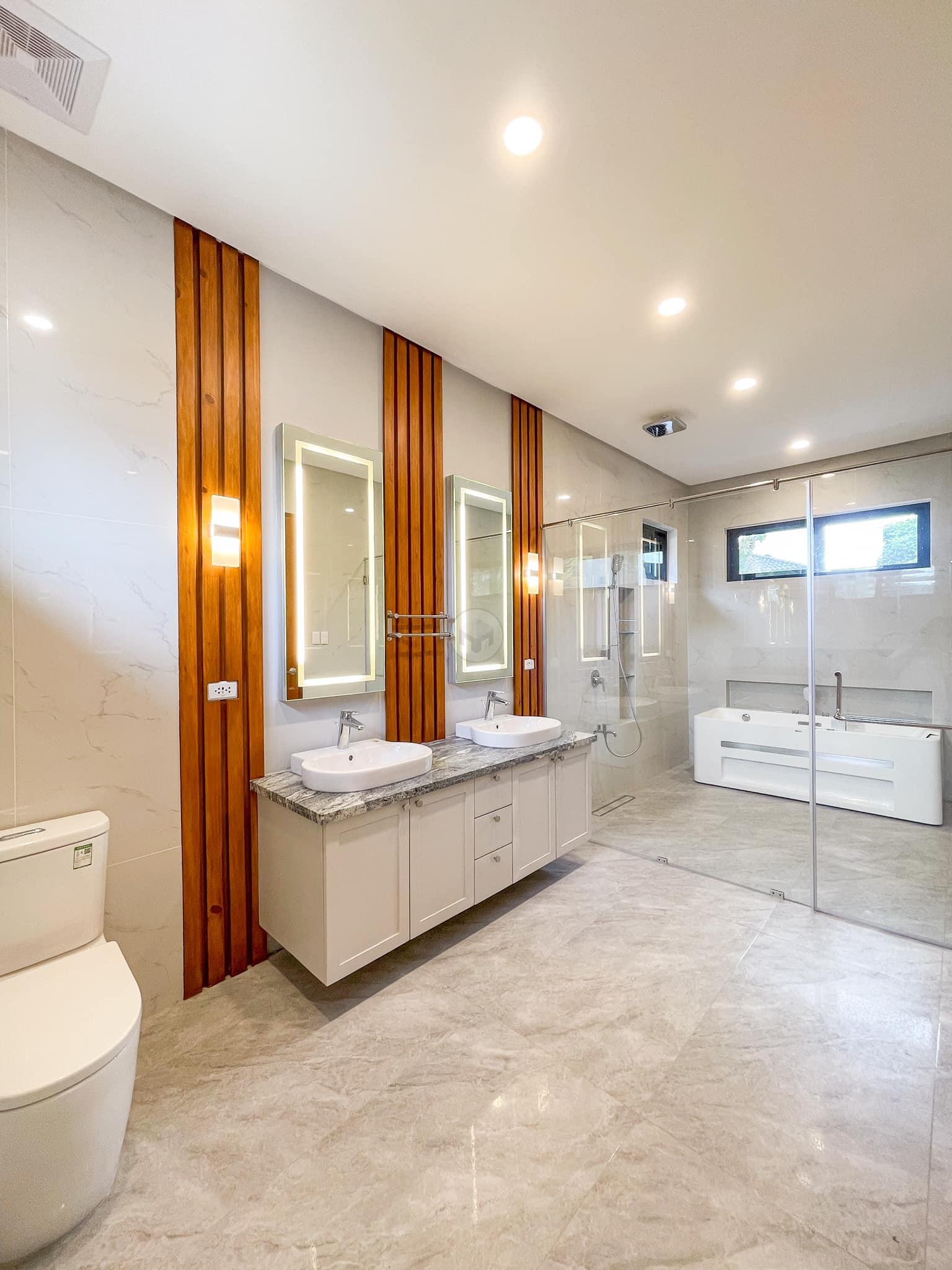 Majestic6-BedroomHouseforSaleinAyalaAlabangVillage,MuntinlupaCity-16.jpg