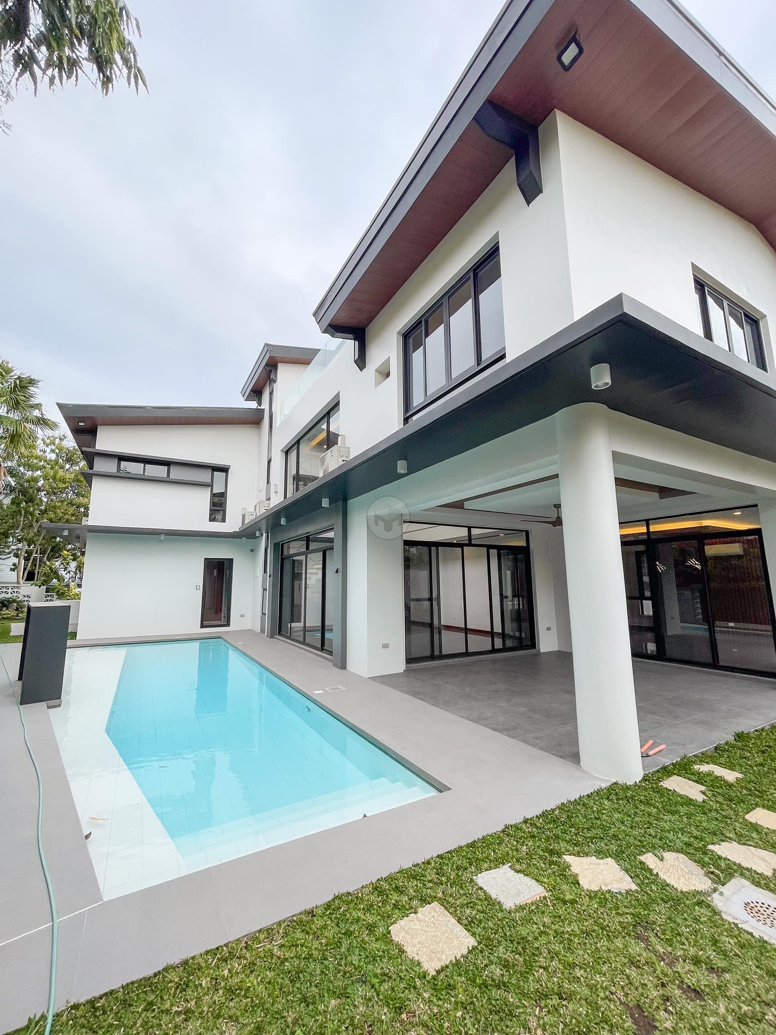 Majestic6-BedroomHouseforSaleinAyalaAlabangVillage,MuntinlupaCity-3.jpg