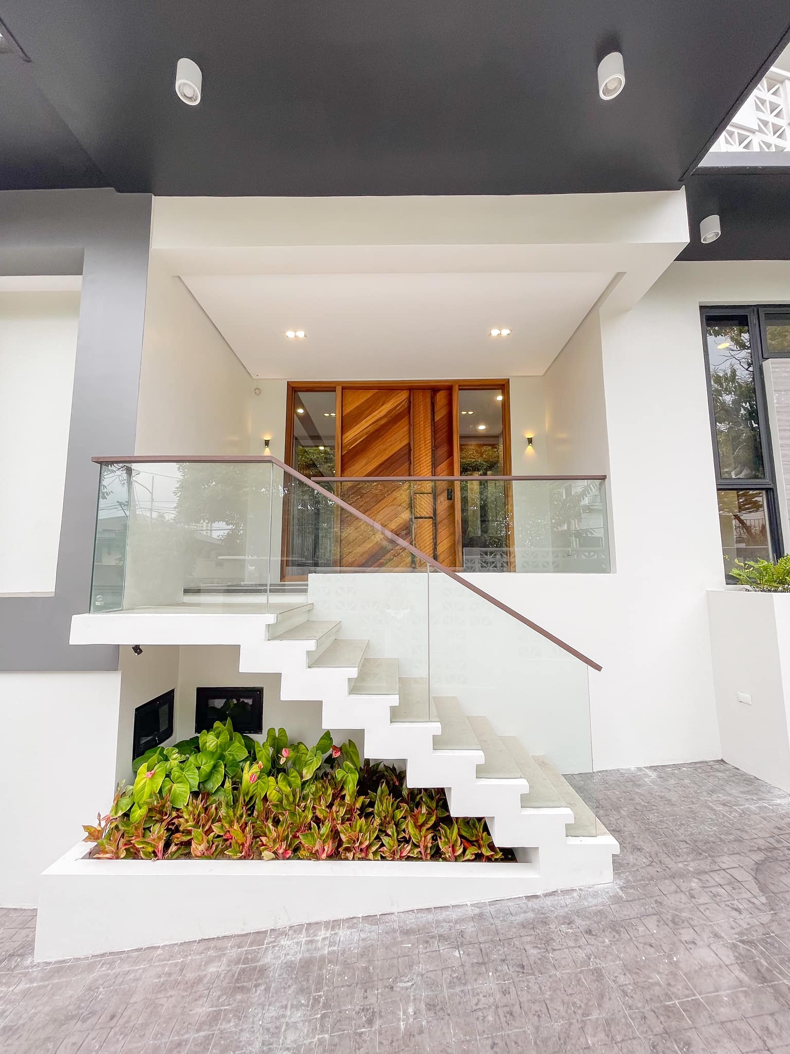 Majestic6-BedroomHouseforSaleinAyalaAlabangVillage,MuntinlupaCity-4.jpg