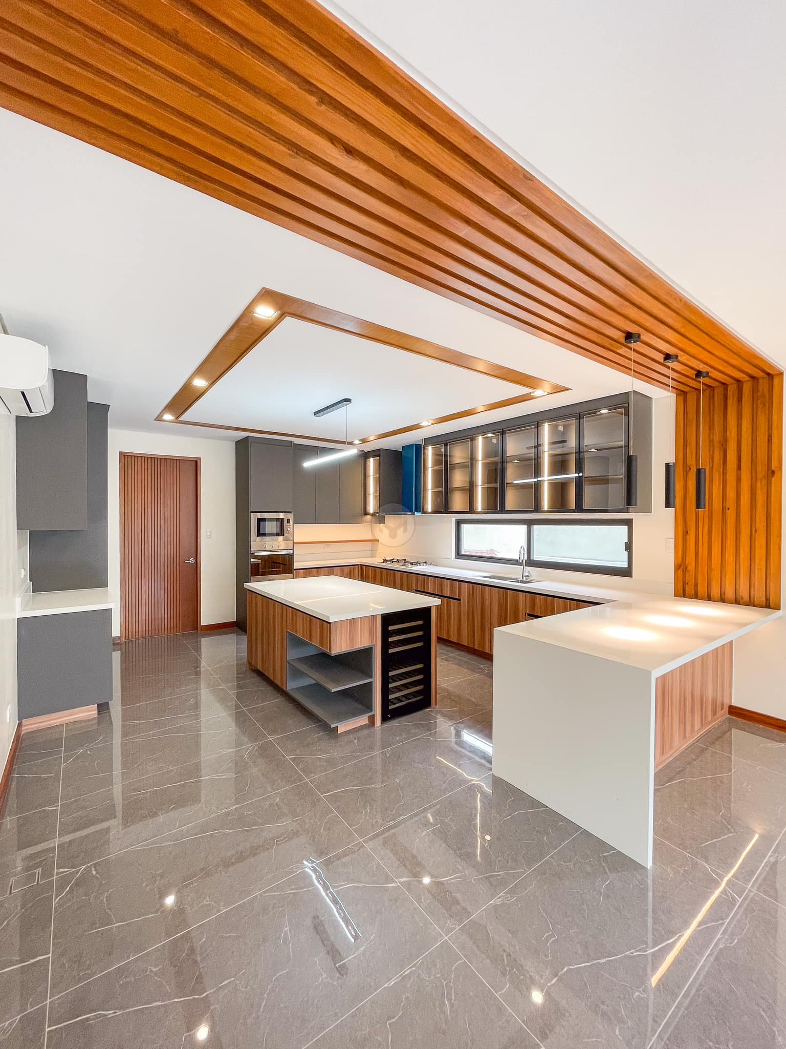 Majestic6-BedroomHouseforSaleinAyalaAlabangVillage,MuntinlupaCity-10.jpg