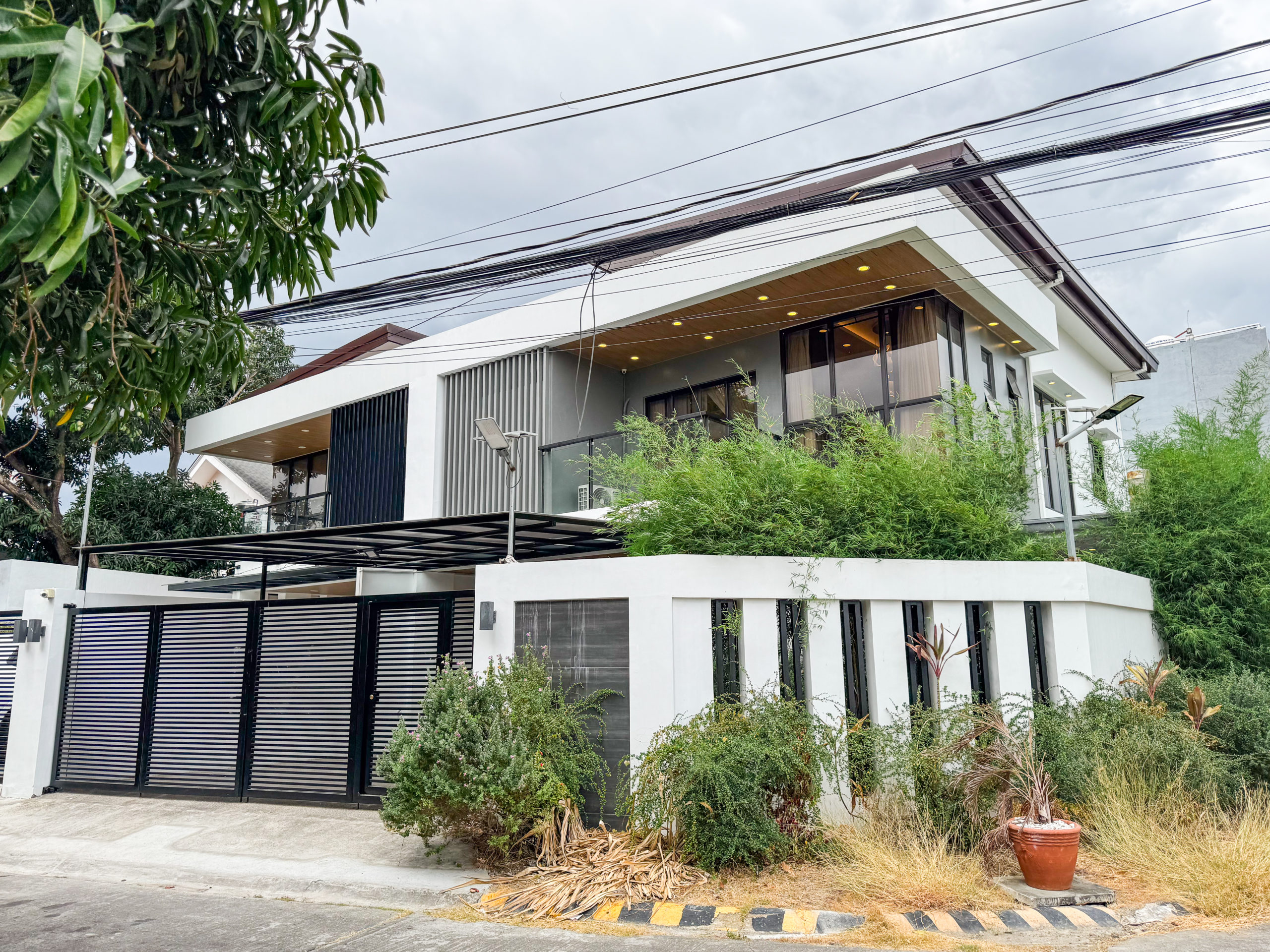 Illuminating3-BedroomHouseforSaleinBFHomesParanaque-1.jpg