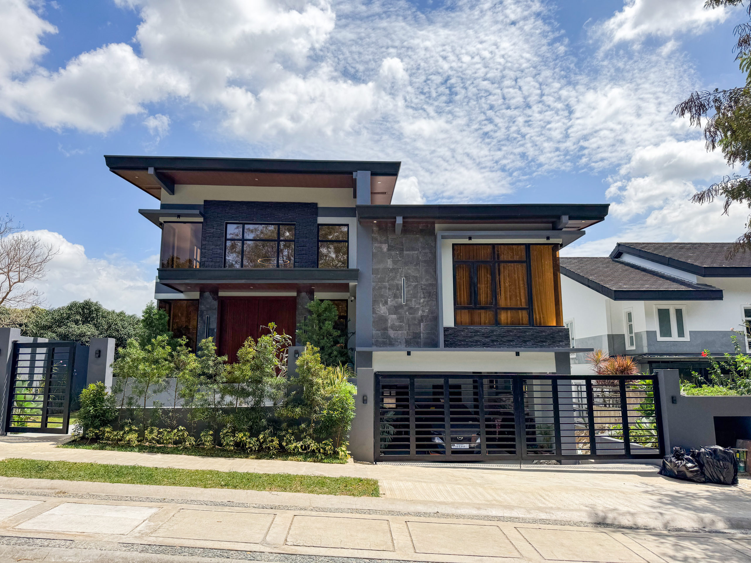 AStoic5-BedroomHouseinWestgroveHeightsinSilang,Cavite-1.jpg