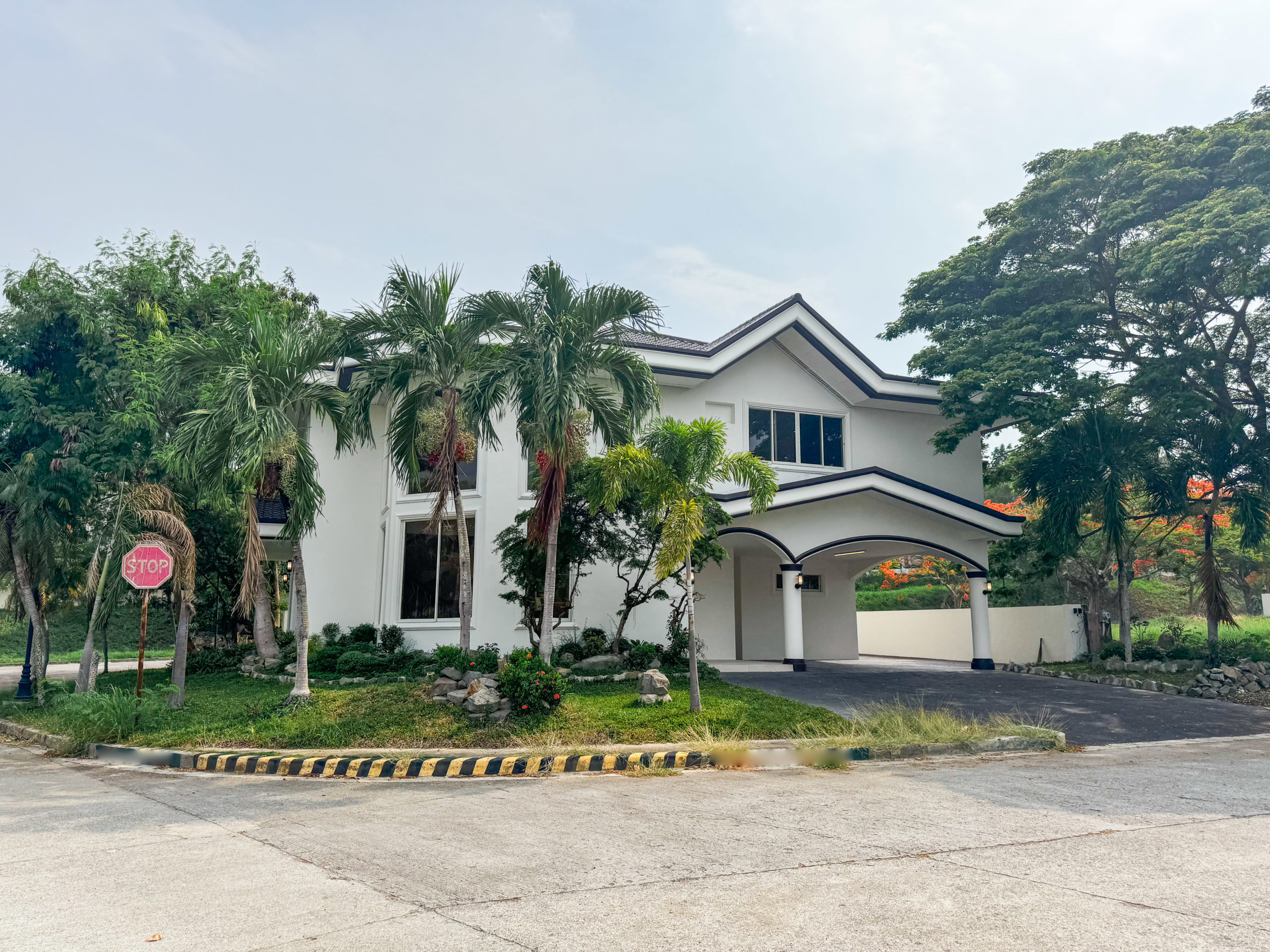 Sun-drenched5-BedroomCornerHouseforSaleinStonecrestSubdivision,Laguna-1.jpg
