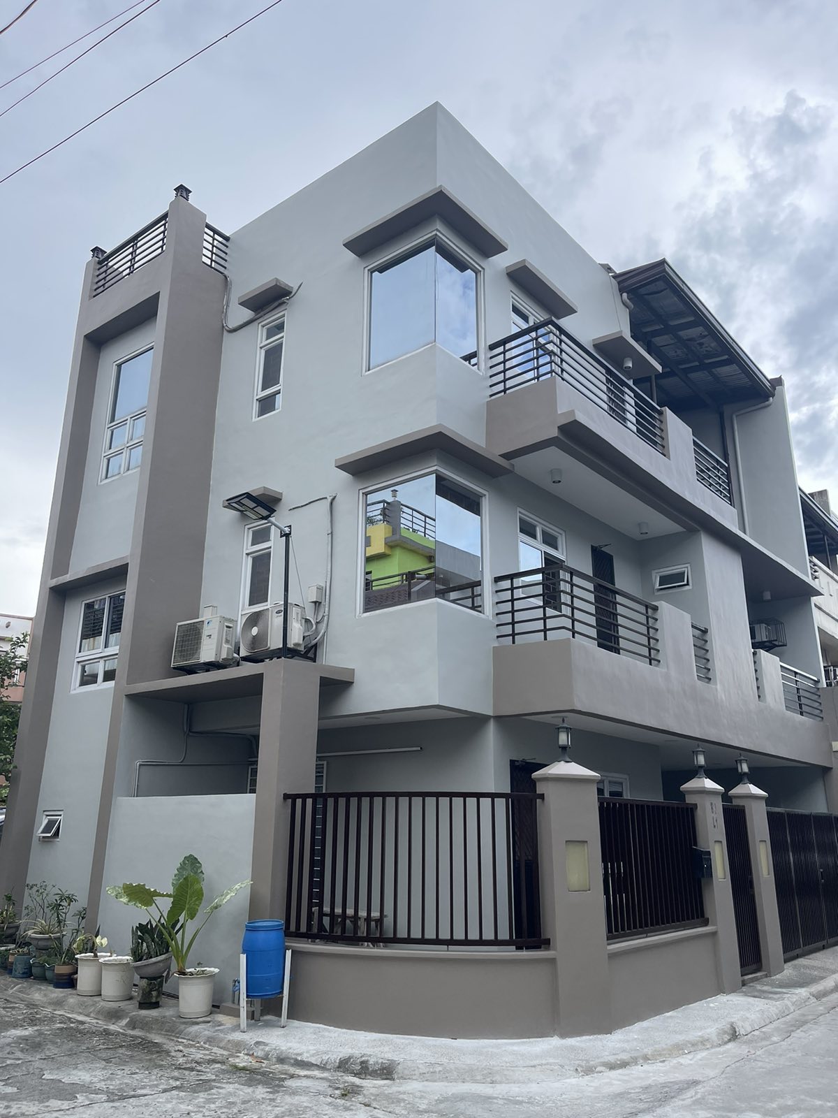 Cozy4-BedroomHouseforSaleinPasongTamoQuezonCity-1.jpg