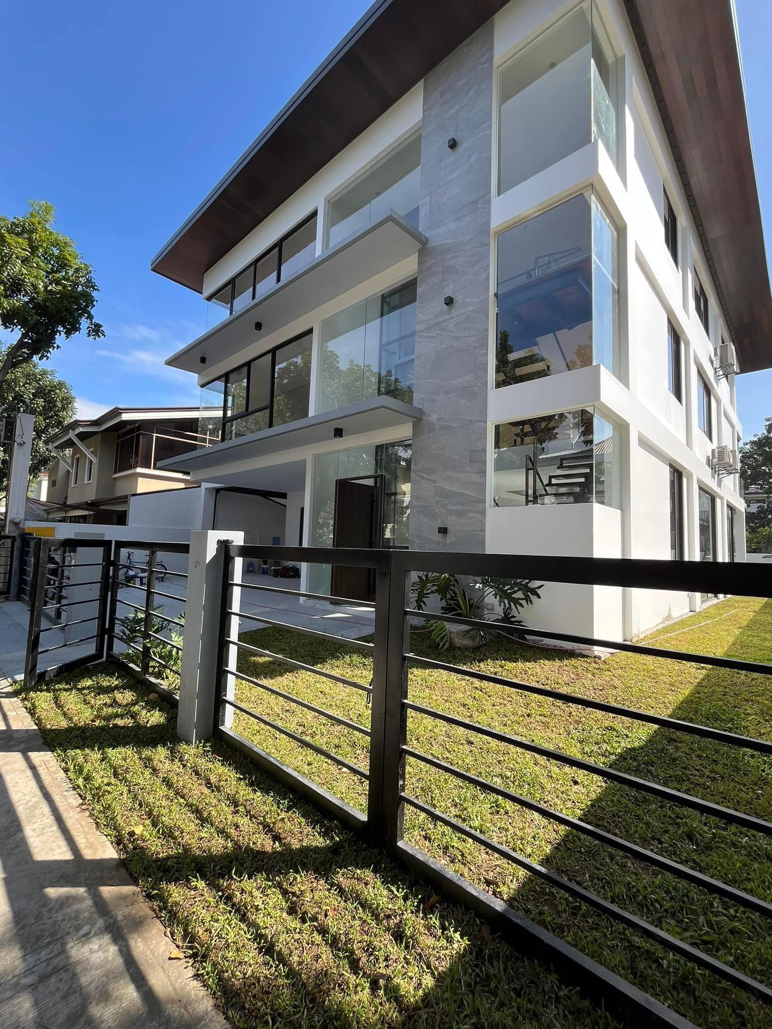 Elegant7-BedroomHouseforSaleinHillsboroughVillageAlabang-1.jpg