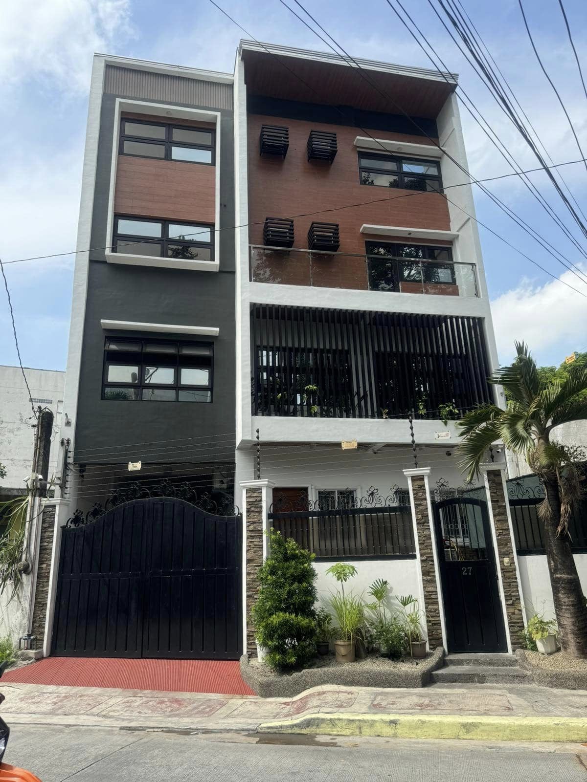 Vibrant6-BedroomHouseforSaleinNewManila,QuezonCity-1.JPG