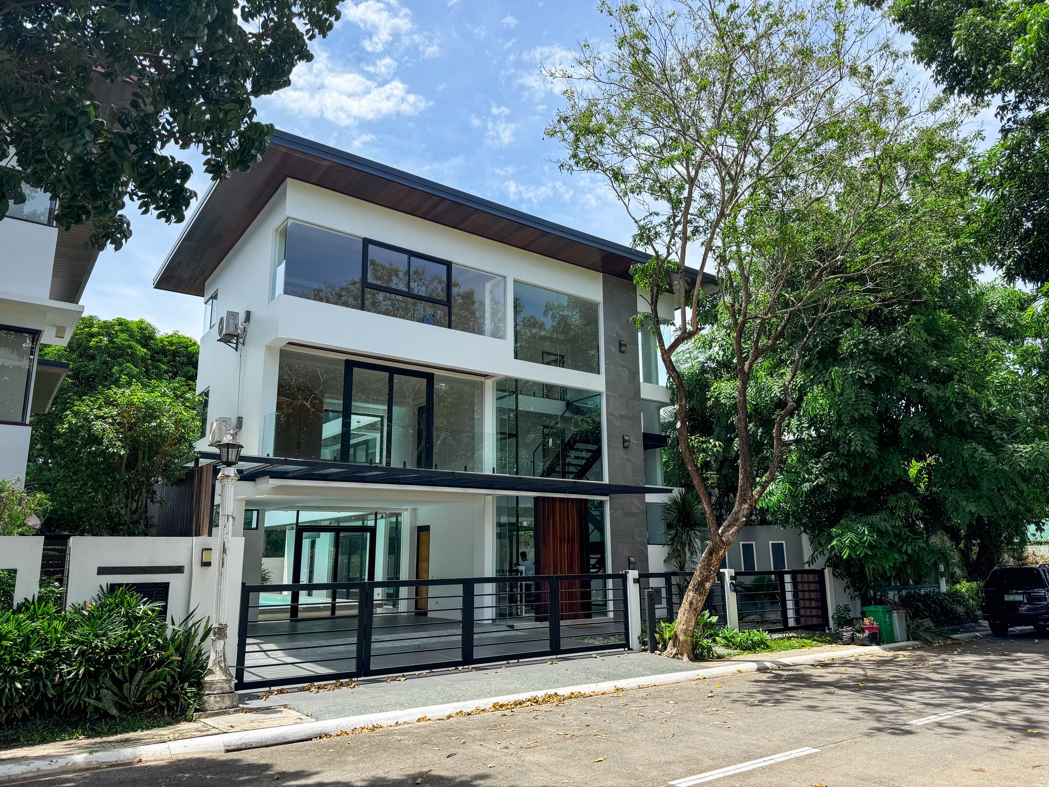 Elegant7-BedroomHouseforSaleinHillsboroughVillageAlabang-1.jpg