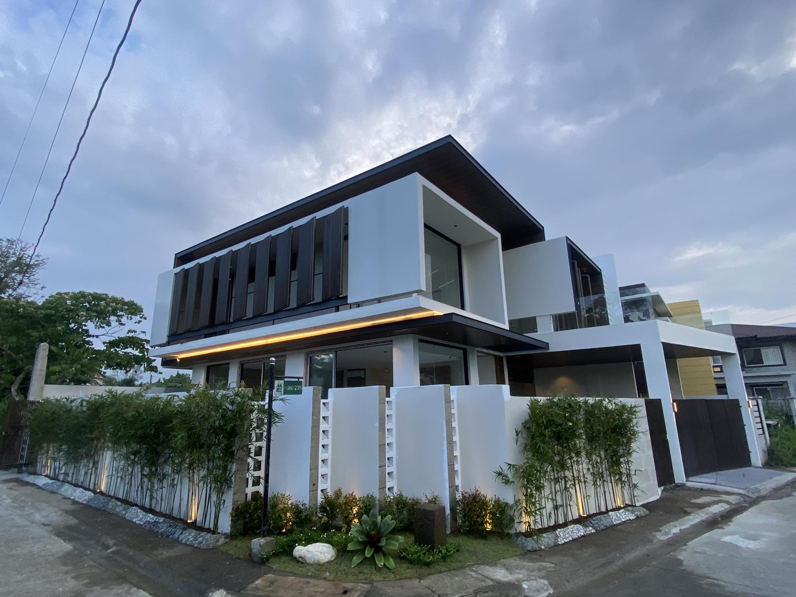 Modern4-BedroomHouseforSaleinMetrogateSilangEstates Biluso,SilangCavite-1.jpg
