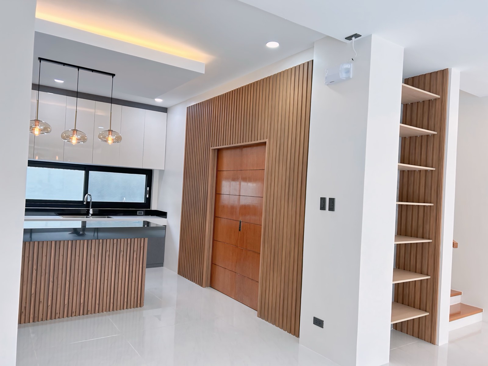 Majestic6-BedroomHouseforSaleinTierraNuevaVillage,Alabang,Muntinlupa-5.jpg
