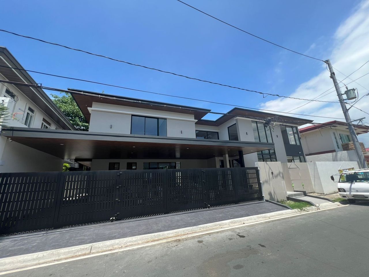 Contemporary5-BedroomHouseforSaleinBFHomes,Parañaque-1.jpg