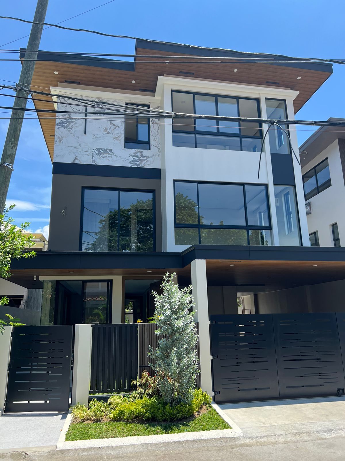 Alluring6-BedroomHouseforSaleinBFHomes,Parañaque-1.jpg