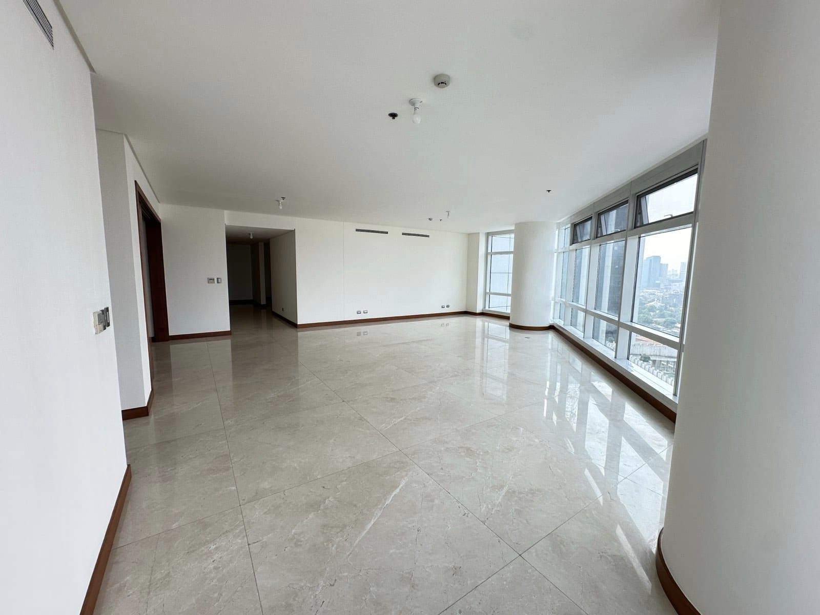 Spacious3-BedroomCondoUnitforSaleinTwoRoxasTriangleMakati-2.jpg