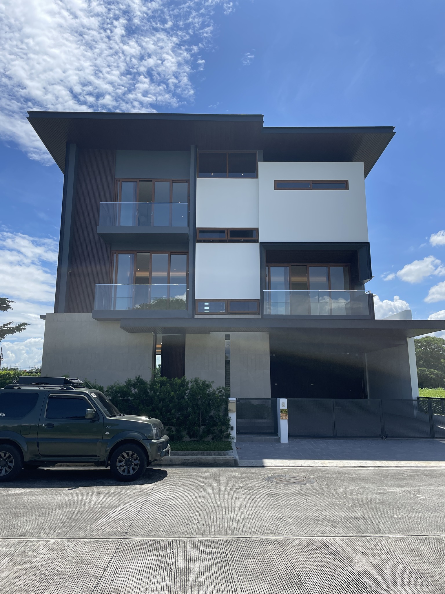 Magnificent5-BedroomHouseforSaleinAlabangWest-1.jpg