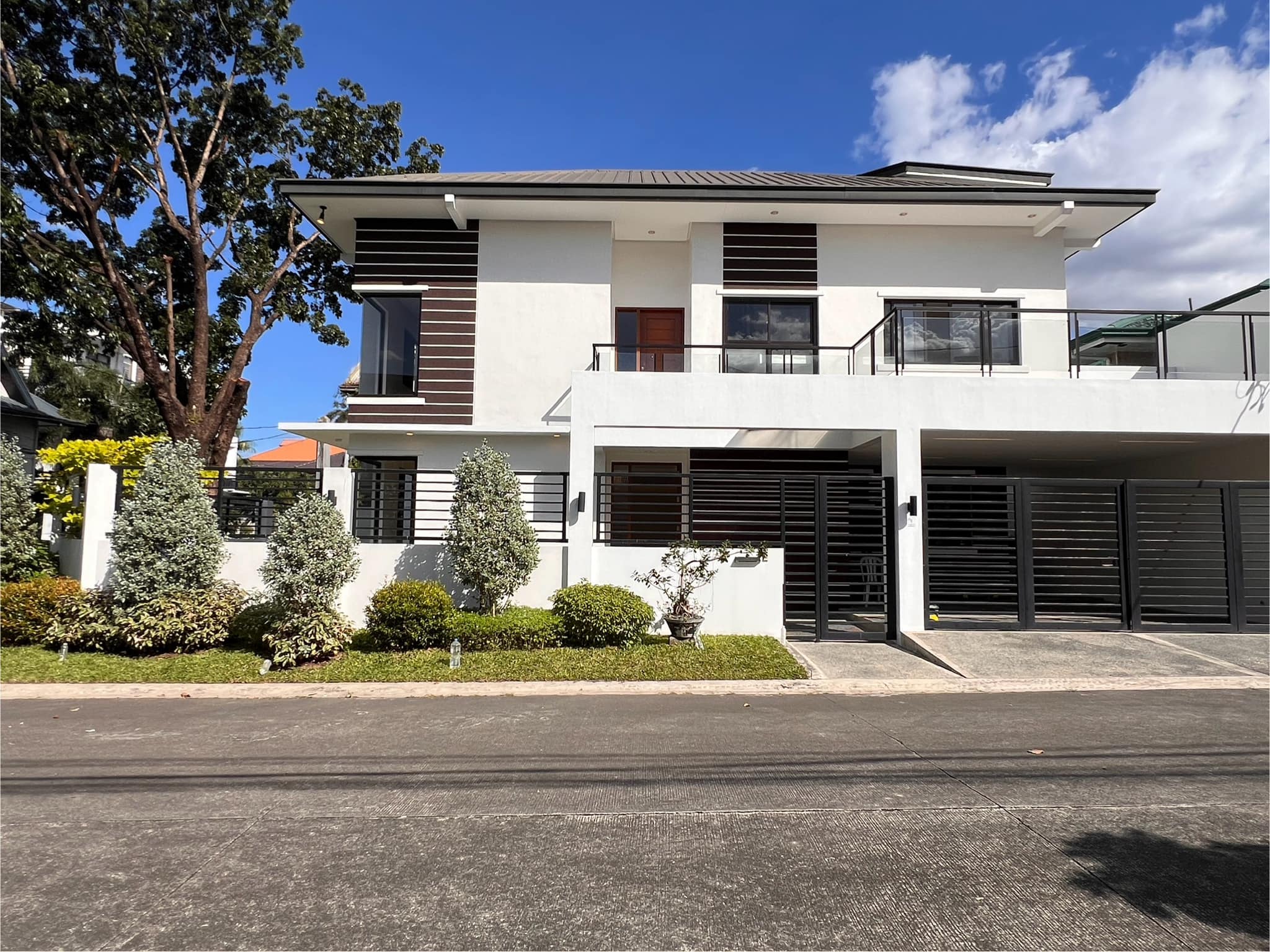 Outstanding5-BedroomHouseforSaleinBFHomes,QuezonCity-1.jpg