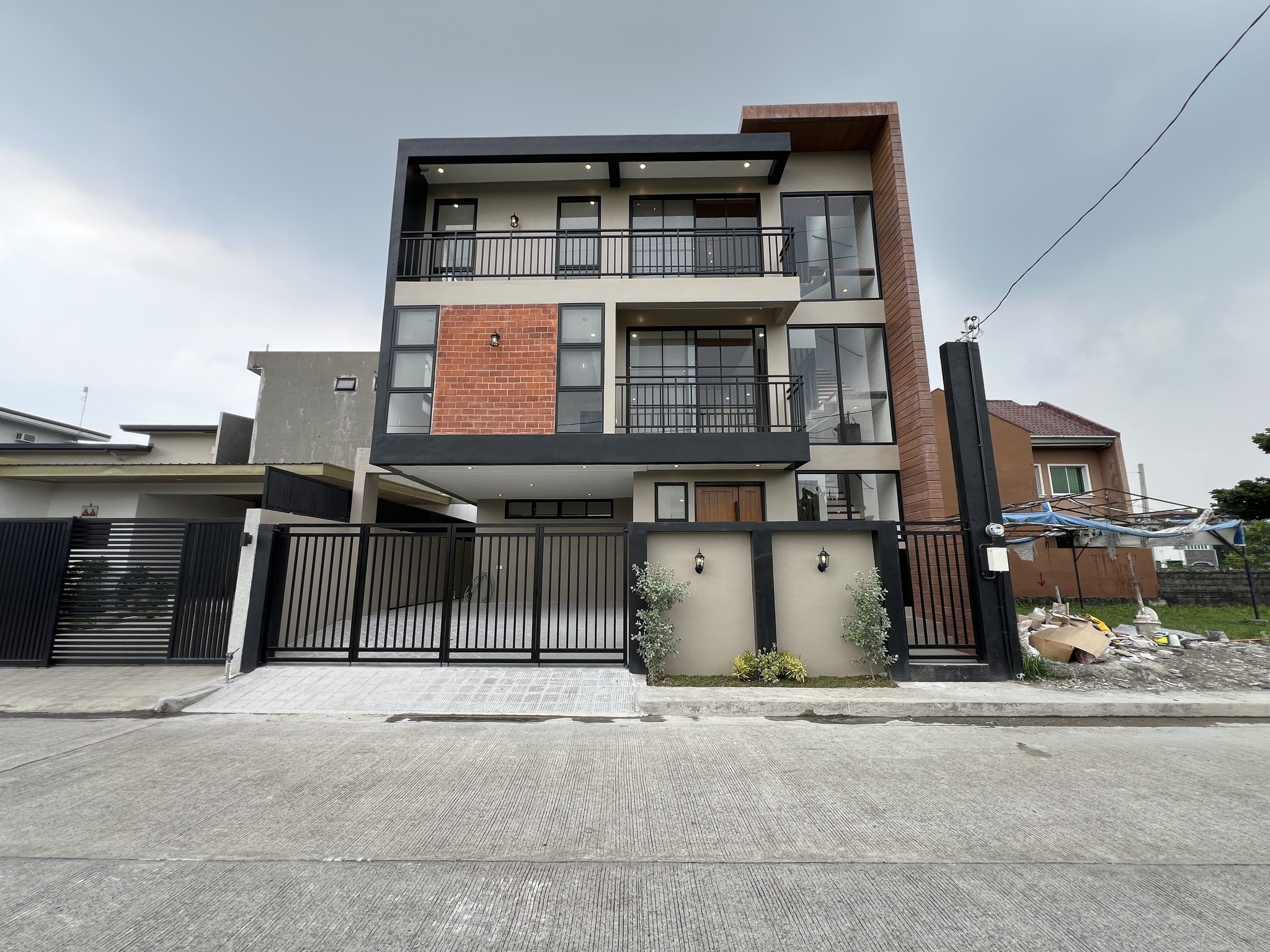 Inviting5-BedroomHouseandLotforSaleinVermontExecutiveVillage,AntipoloCity-1.jpg