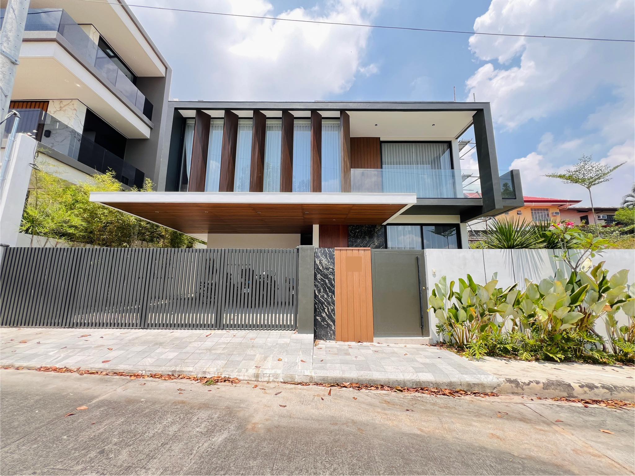Brilliant4-BedroomHouseandLotforSaleinTivoliRoyale,QuezonCity-1.jpg