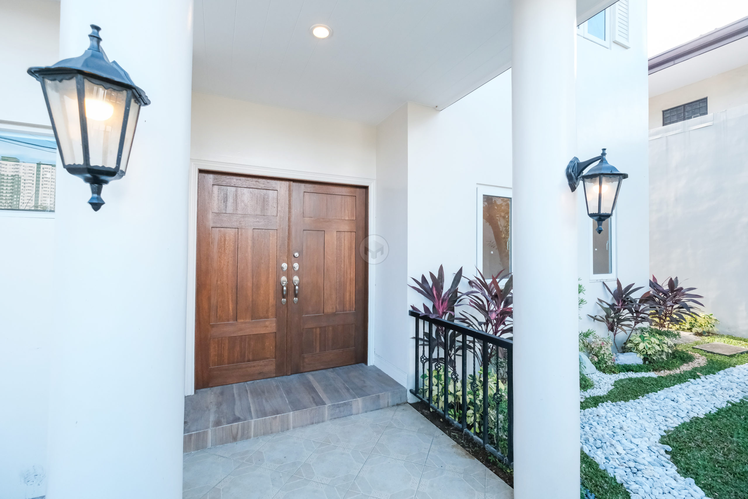 Spacious4-BedroomContemporaryHouseforSaleinTierraNueva,Alabang-8.jpg