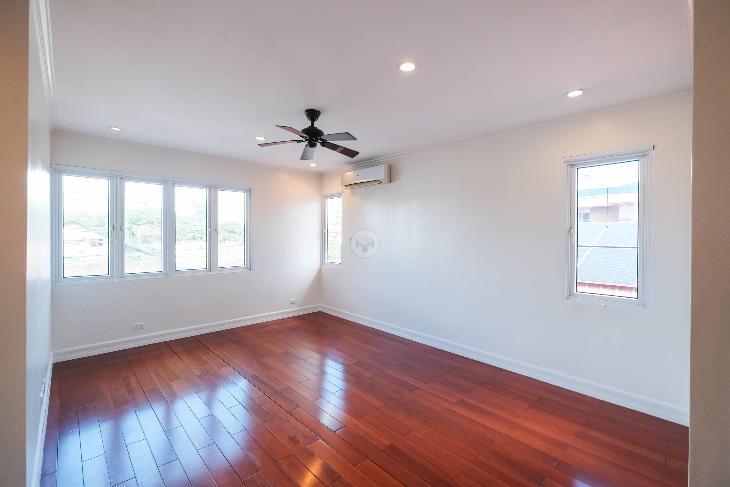 Spacious4-BedroomContemporaryHouseforSaleinTierraNueva,Alabang-17.jpg