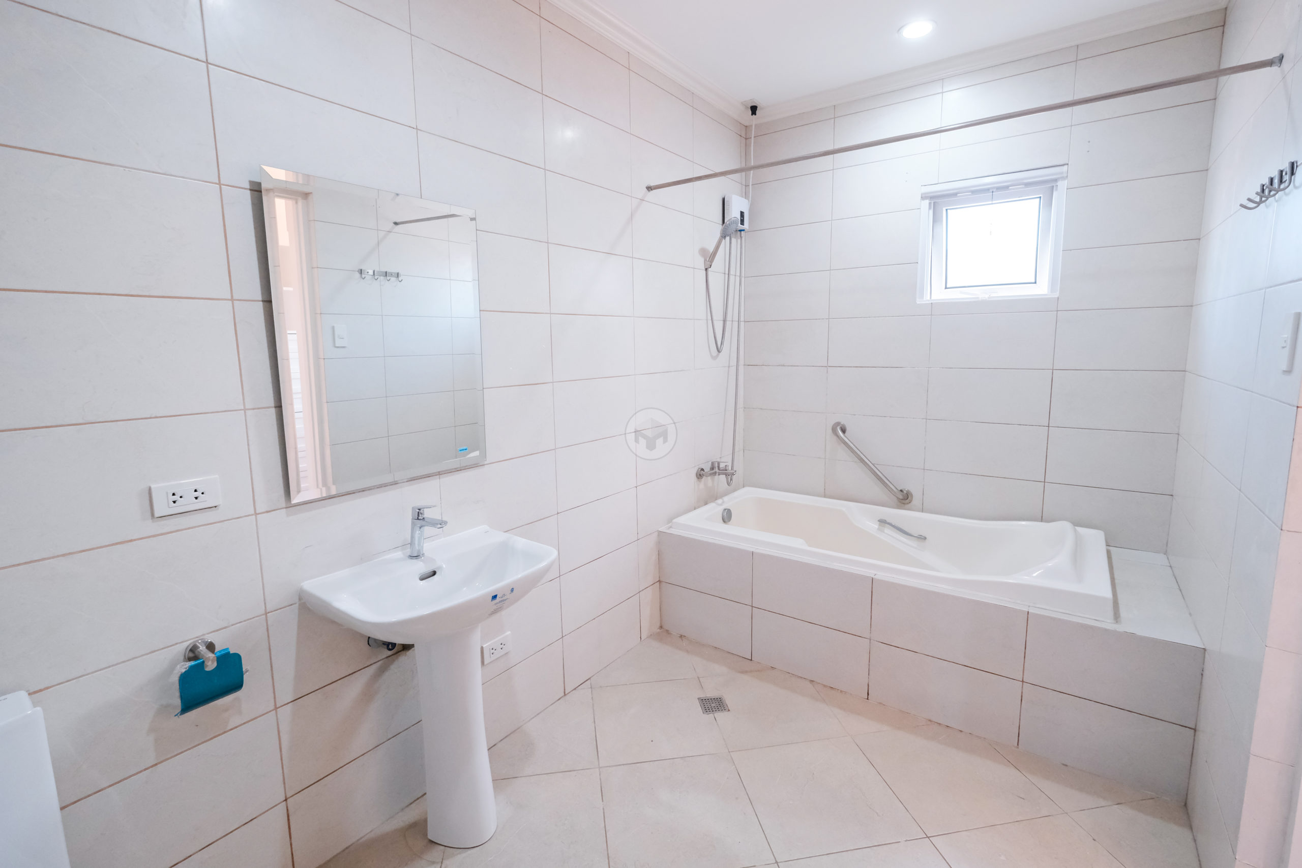 Spacious4-BedroomContemporaryHouseforSaleinTierraNueva,Alabang-21.jpg