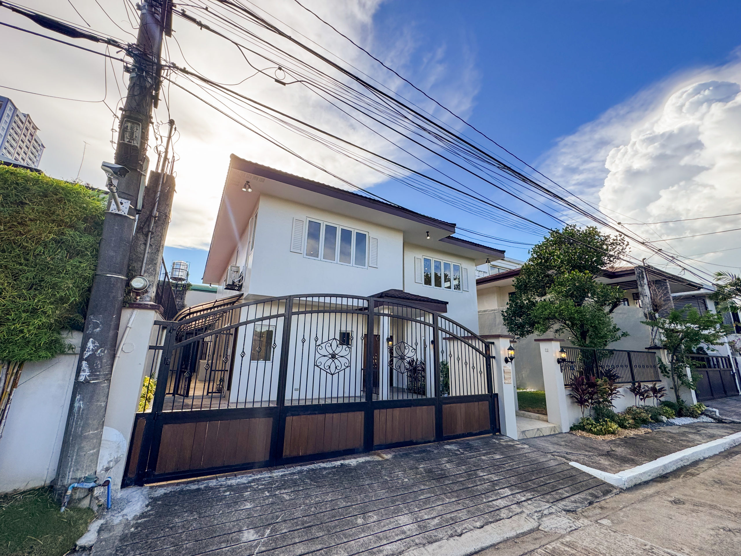 Spacious4-BedroomContemporaryHouseforSaleinTierraNueva,Alabang-2.jpg