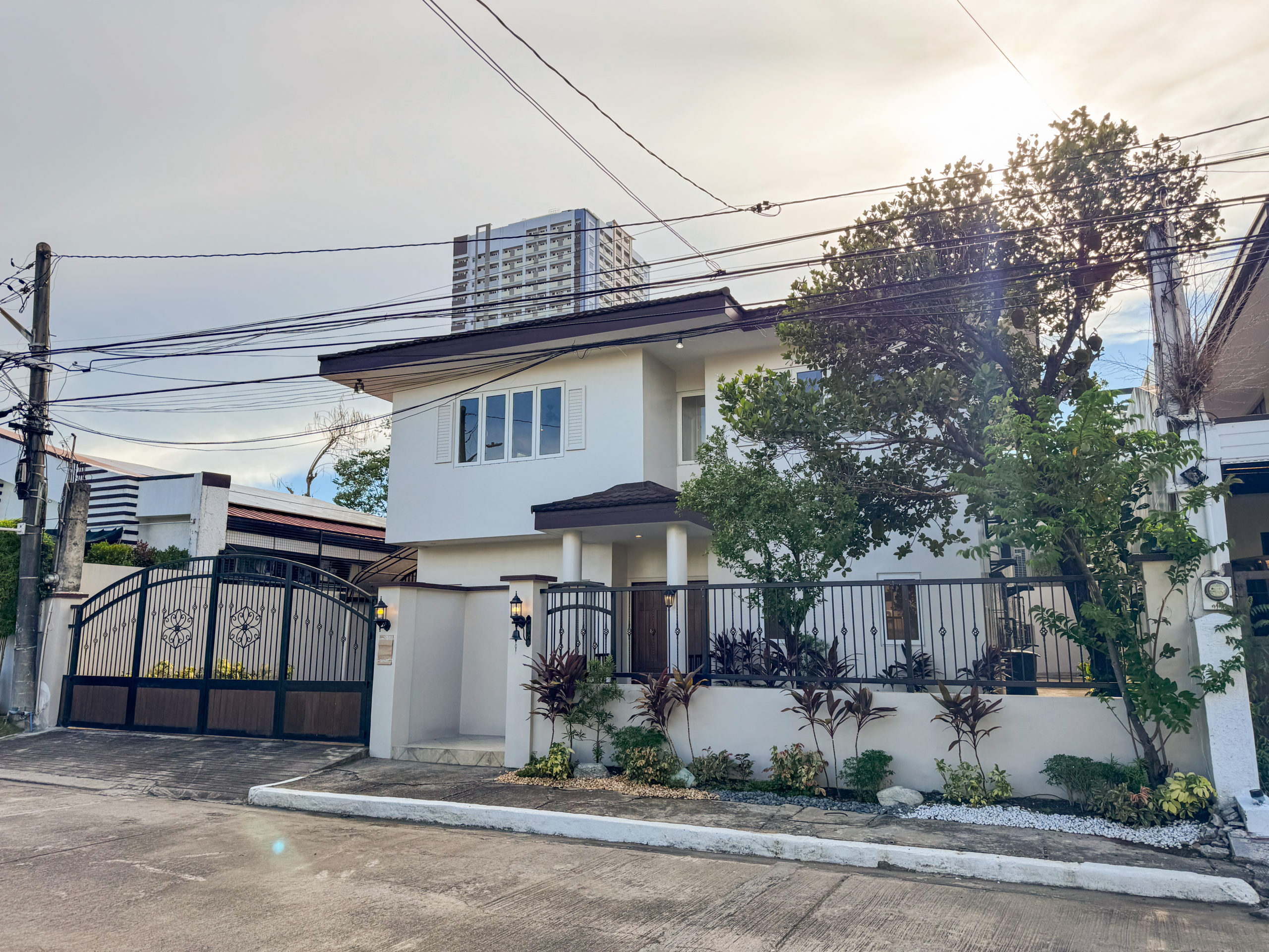 Spacious4-BedroomContemporaryHouseforSaleinTierraNueva,Alabang-4.jpg