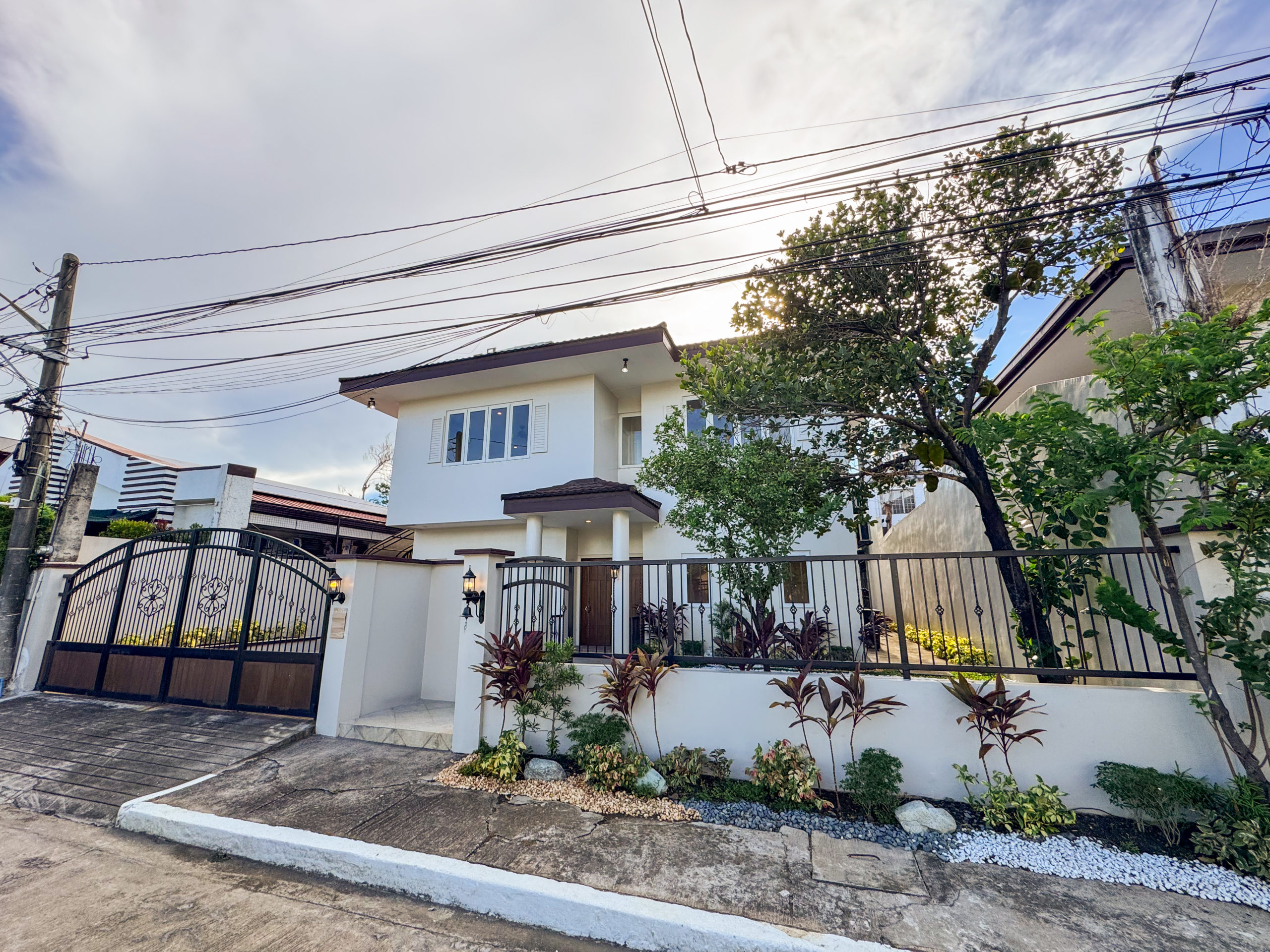 Spacious4-BedroomContemporaryHouseforSaleinTierraNueva,Alabang-5.jpg
