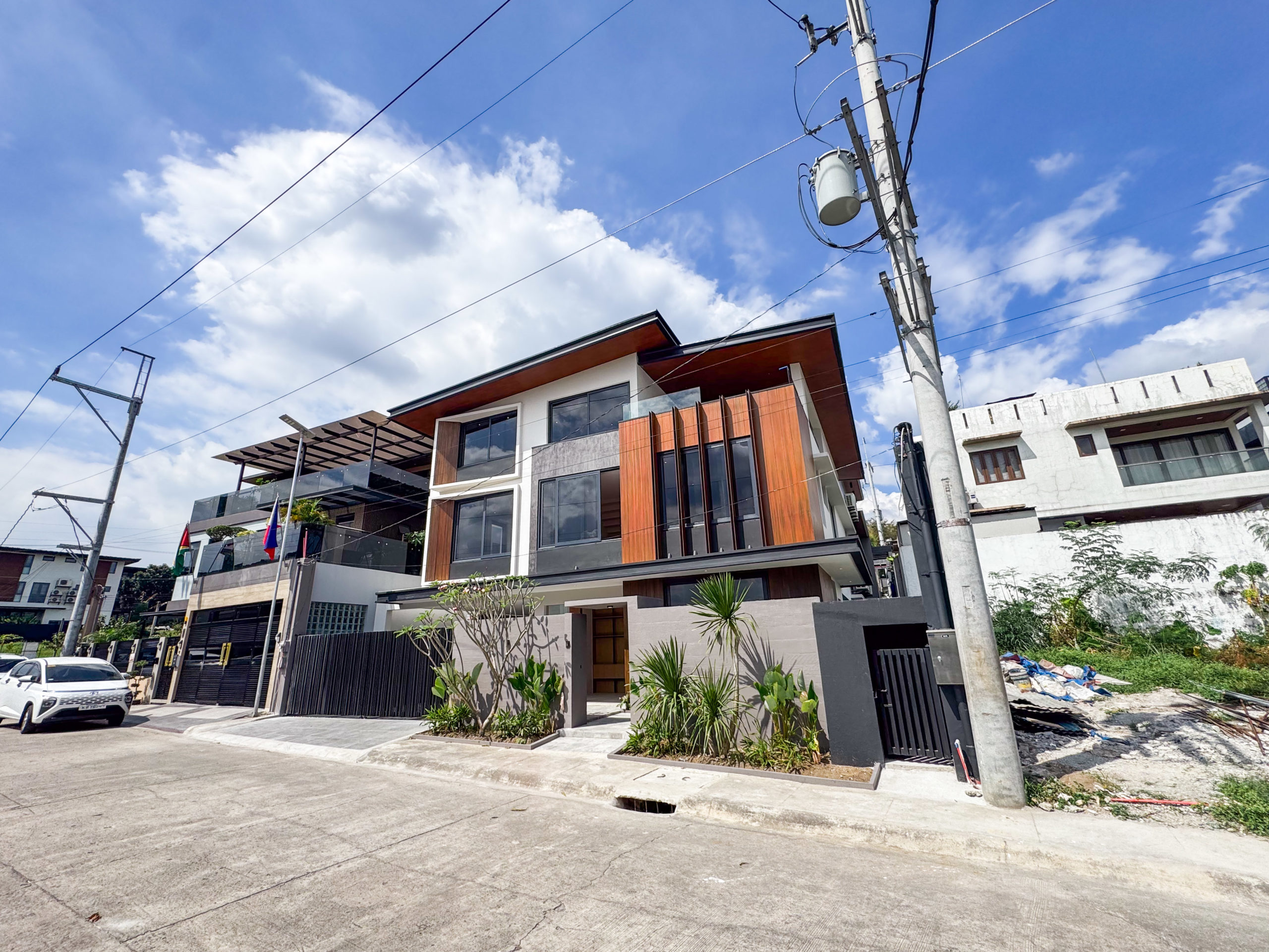 BrandNew9-BedroomJapandiSmartHouseinTivoliRoyale-1.jpg