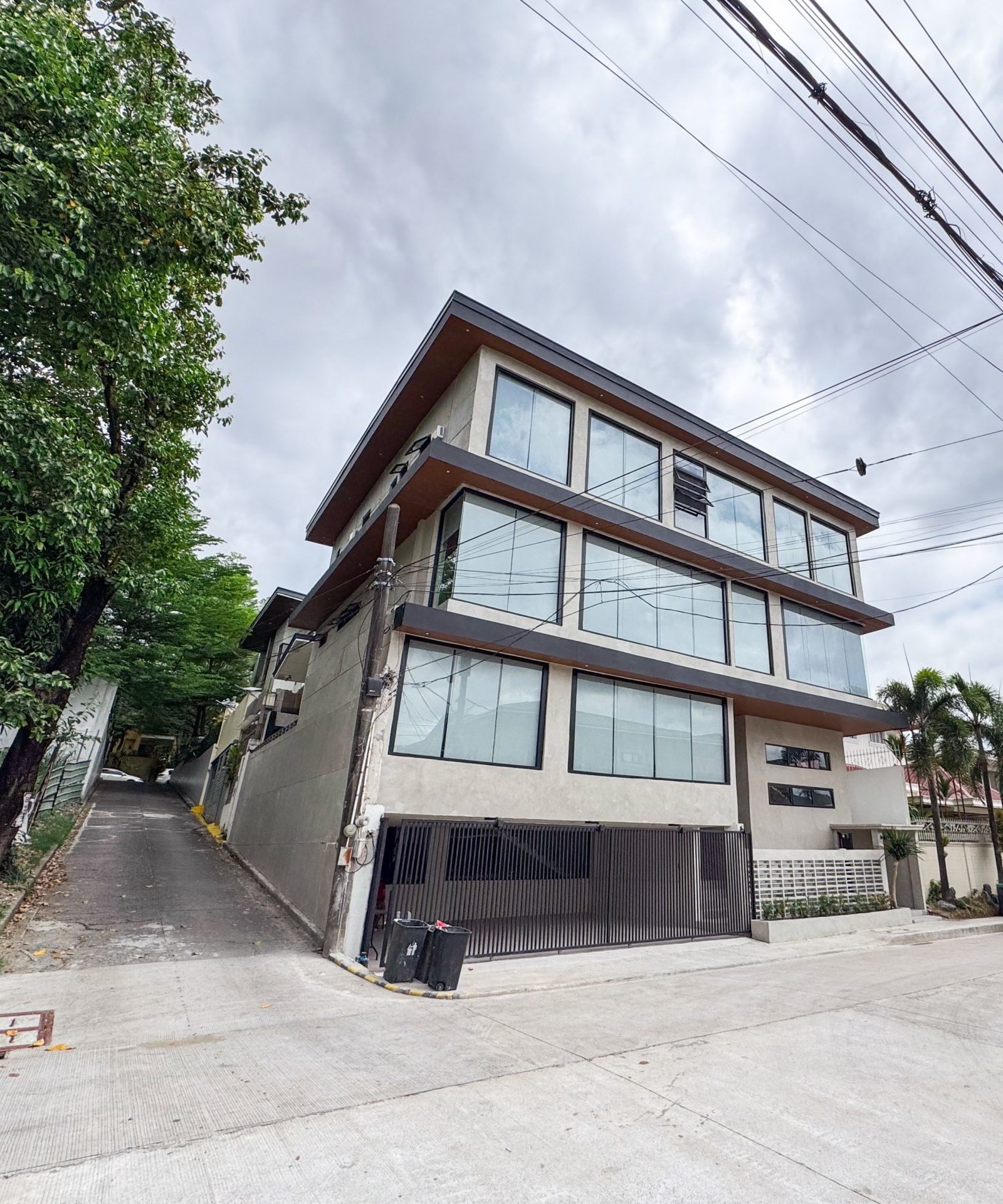 Refined6-BedroomHouseandLotforSaleinMiranilaHomes,PasongTamo,QuezonCity-1.jpg