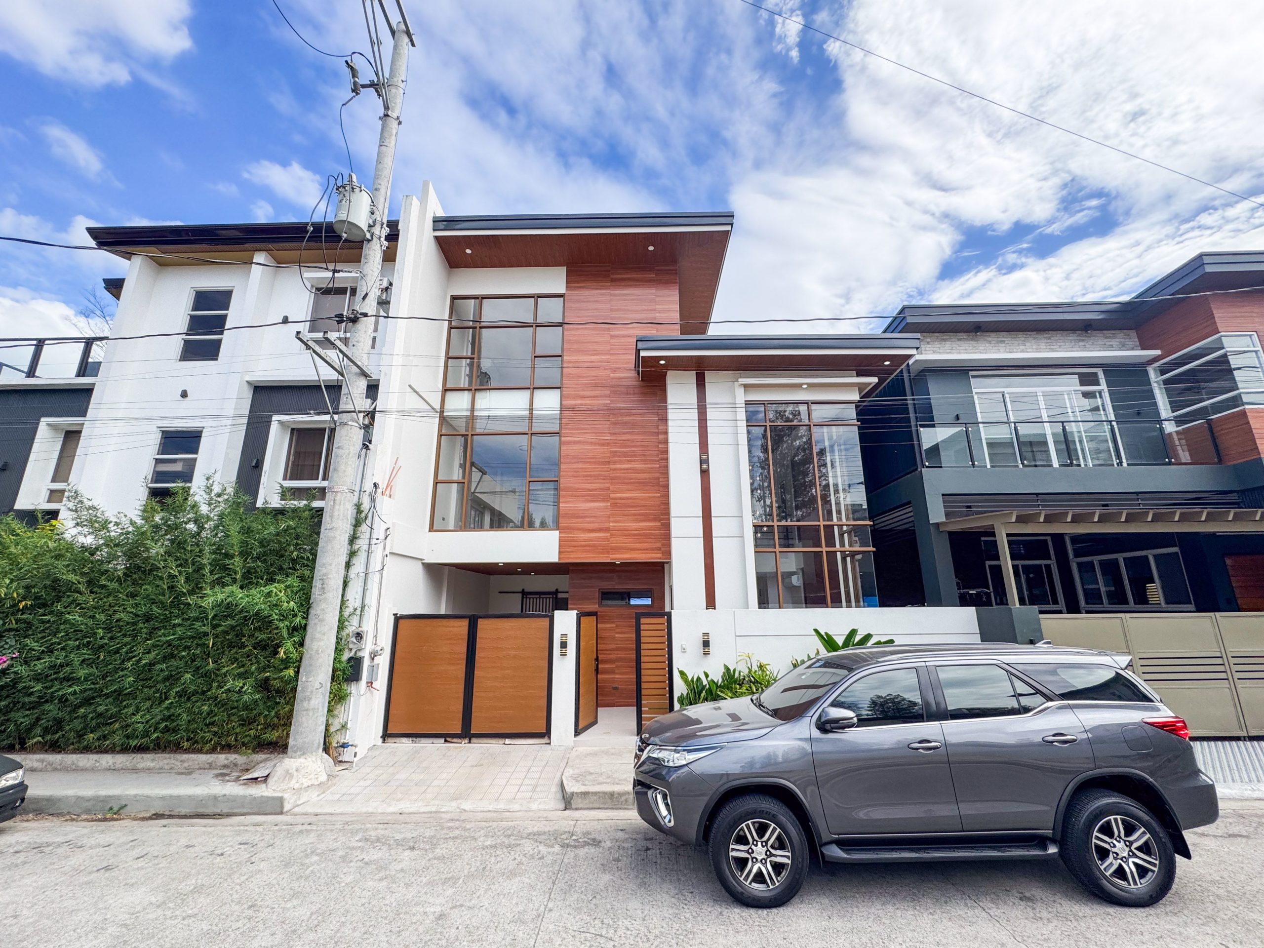 Inviting3-BedroomHouseandLotforSaleinGreenwoodsExecutiveVillage,Taytay,Rizal-1.jpg