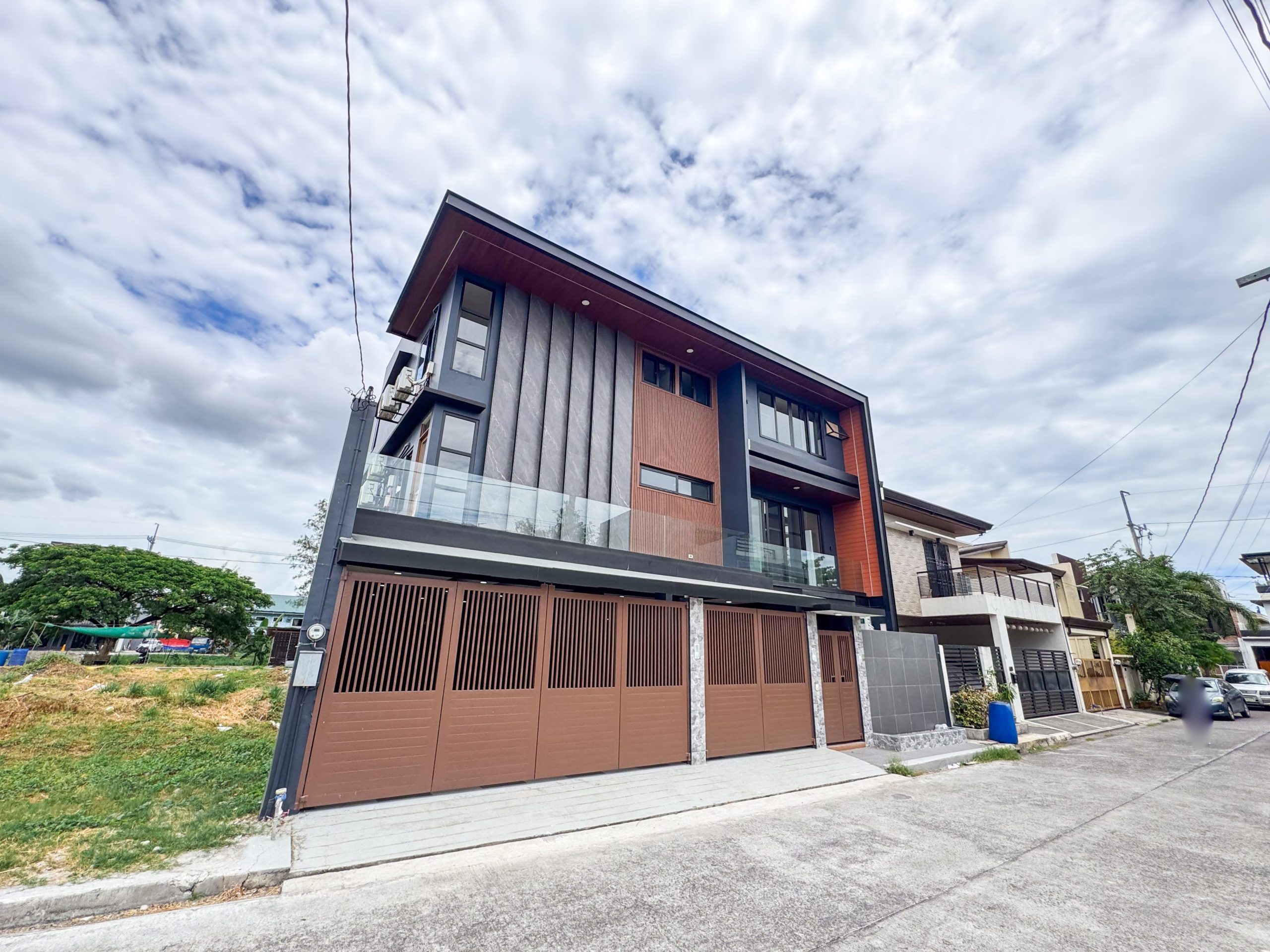 Brilliant6-BedroomHouseandLotinGreenwoodsExcutiveVillage,Taytay,Rizal-1.jpg
