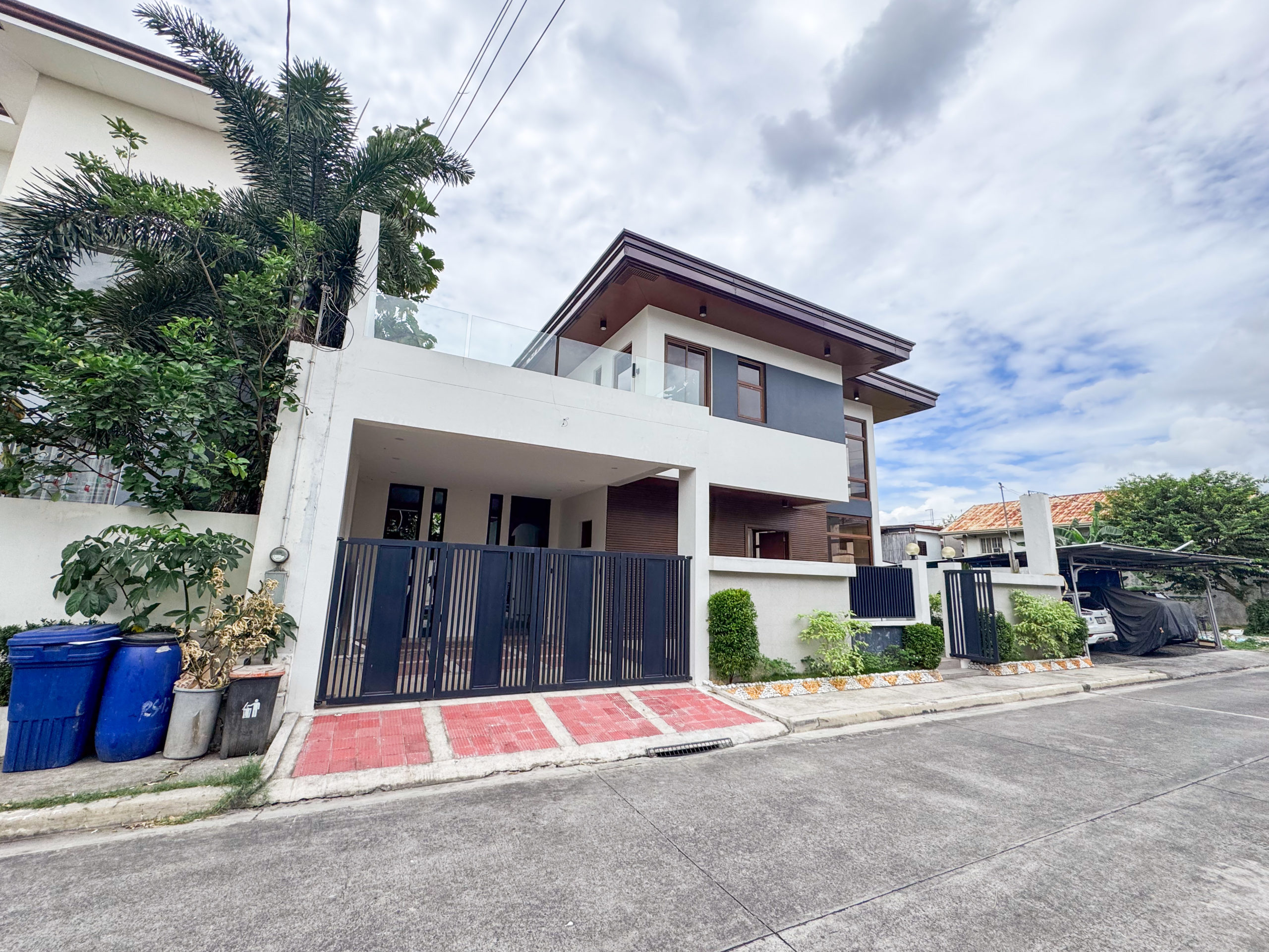 Radiant4-BedroomHouseandLotforSaleinGreenwoodsExecVillage,Cainta,Rizal-1.jpg