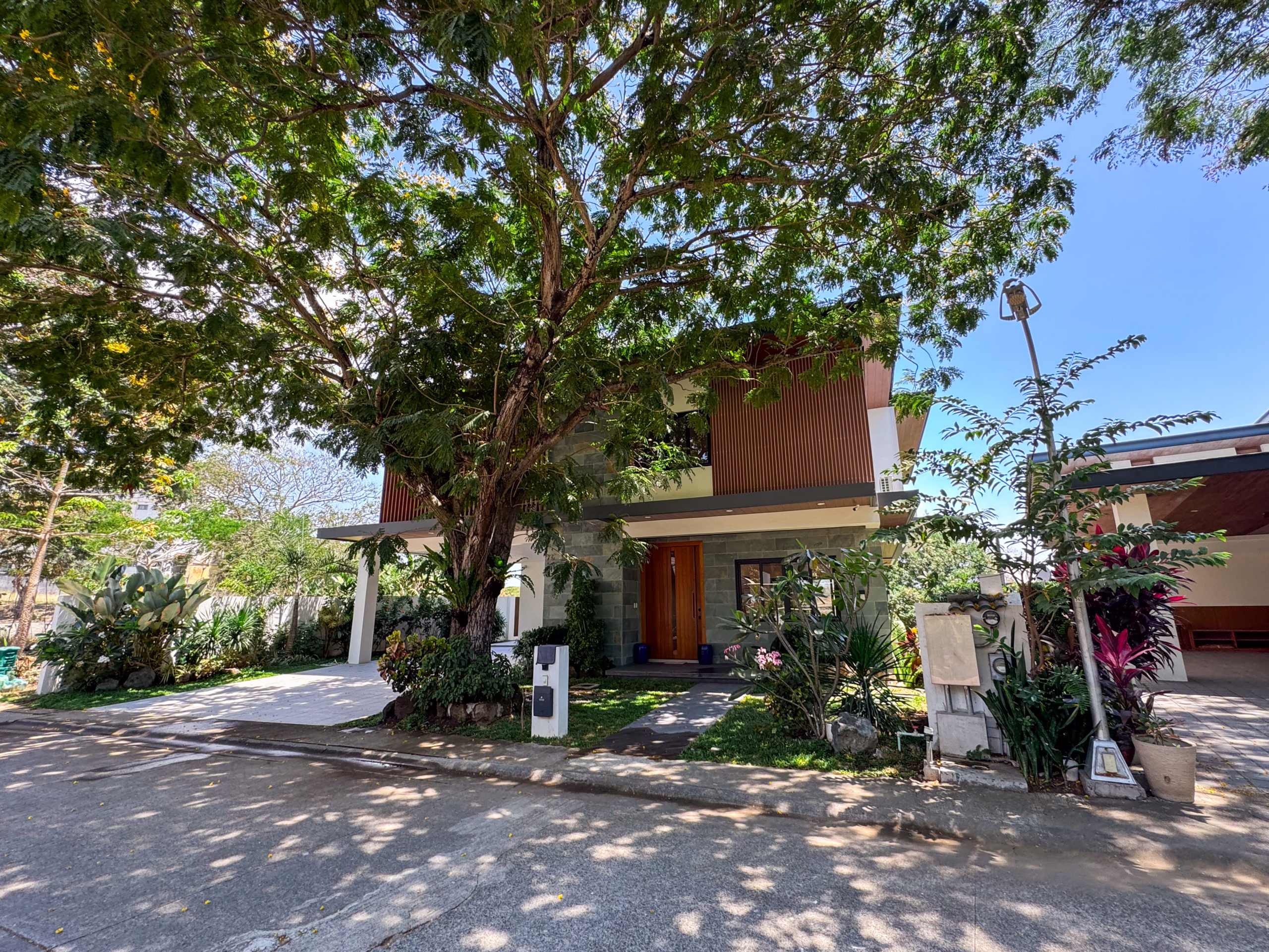 Fabulous4-BedroomHouseandLotforSaleinPrimeraAyalaSouthvale-1.jpg