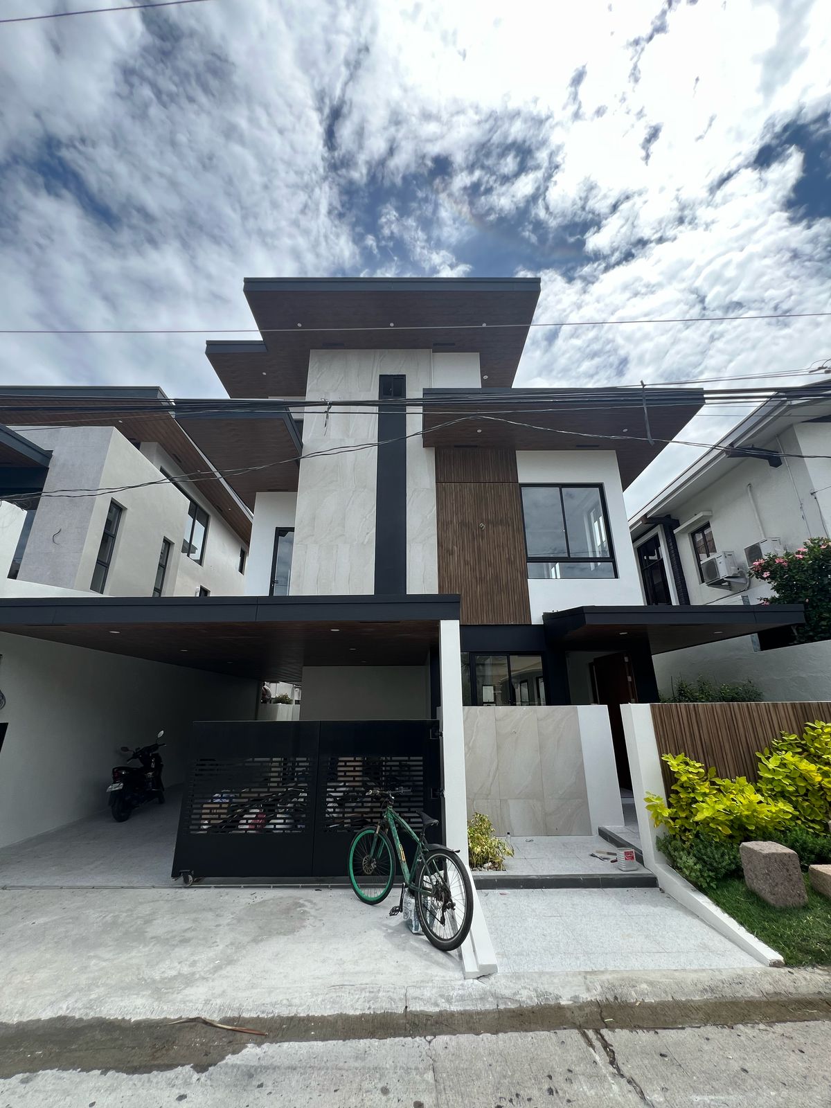 Elegant5-BedroomHouseandLotforSaleinBFHomes,Parañaque-1.jpg