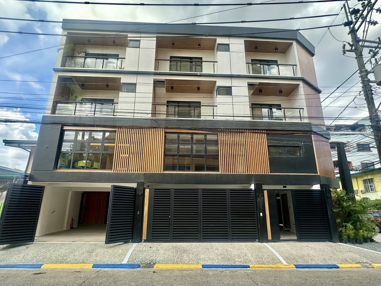 Attractive4-BedroomTownhouseforSaleinBrgy.NewZaniga,Mandaluyong-1.jpg