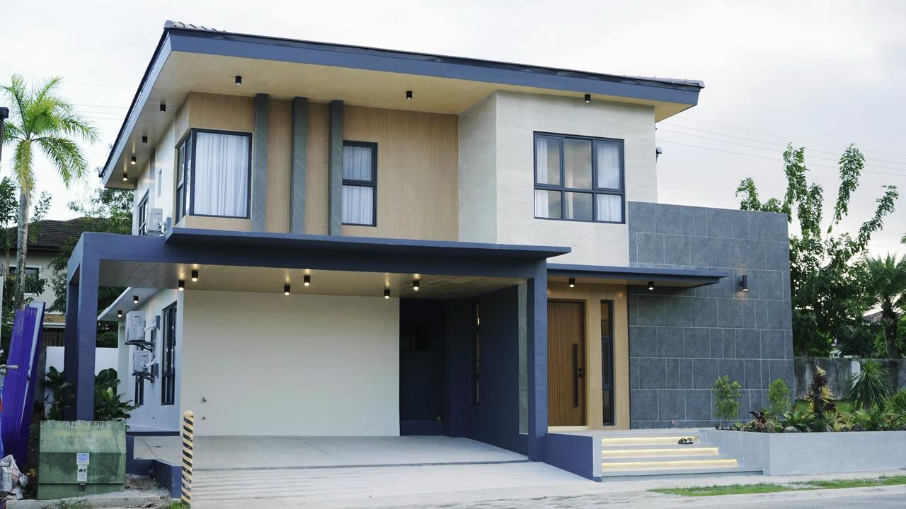 Marvelous4-BedroomHouseandLotforSaleTokyoMansionsatSouthForbes,Silang,Cavite-1.jpg
