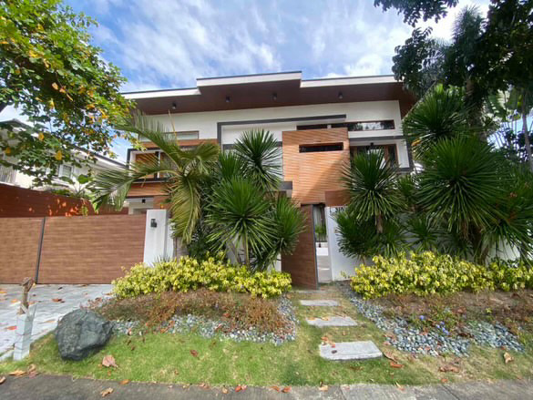 Stunning4-BedroomHouseandLotforSaleinAyalaAlabang,Muntinlupa-1.jpg